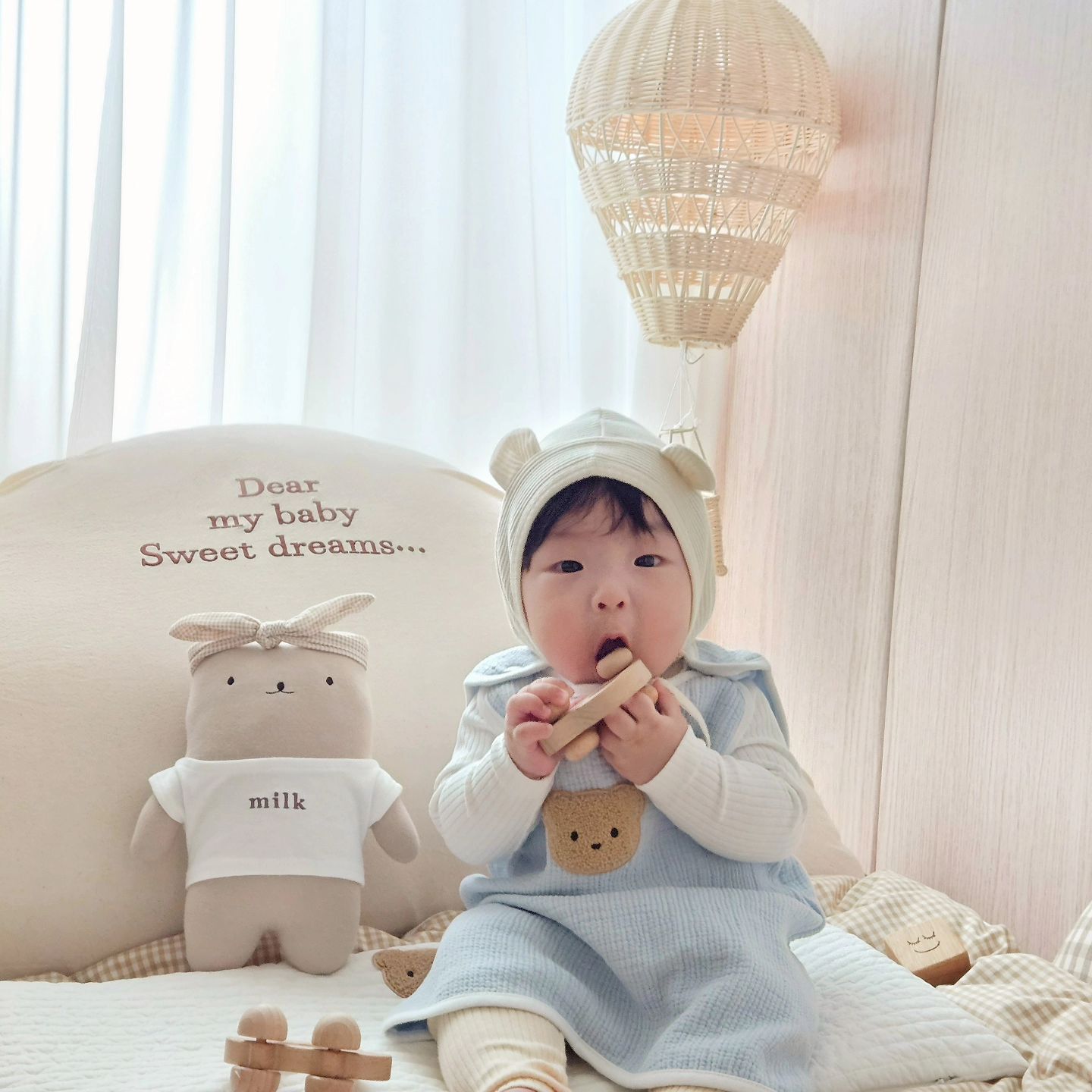 ᰔᩚ ᴊᴊᴇʟʟʏ x ᴍɪʟᴋʜᴏᴜꜱᴇ
오늘 넘 추웠죠 😖
집에있는데도 쌀쌀해서 순둥이 실내복에
수면조끼 입혀서 코 재웠어요💙

순둥이 수면조끼 색상은
런던블루인데 색감 너무 잘뽑았그여..!
감성감성색감에 순둥이 자수가 뽀인트🐻

소재도 디자인도 좋기로 유명한 순둥이라인
또 품절되기 전에 언농 Get! 하자구요 ✔️

ᰔᩚ순둥이실내복
컬러 : ▪️화이트 ▫️핑크 ▫️블루
사이즈 : ▫️6m ▪️1y▫️2y ▫️3-4y

ᰔᩚ순둥이 수면조끼
컬러 : ▫️아이보리 ▪️런던블루
사이즈 : ▪️S ▫️M

ᰔᩚ ᴍᴏᴅᴇʟ ɪɴғᴏ
ᴊᴊᴇʟʟʏ : ♂️ 8M / 70cm / 9kg / 

🏷milkhouse__official