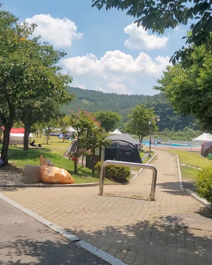 수영다하고 샤워까지 할수있어요!!! 그런데 차갑지만  밖에 날씨가 너무너무너무 더우니까 🤦 시원하니 좋더라구요^^

이번에도 #독박육아 지만 잘놀고 왔어요♡엄마아빠감사합니다♡

#영천임고강변 #영천임고강변캠핑장 #영천임고강변공원 #영천물놀이 #임고평천 #임고카페 #임고맛집 #평천카페 #평천맛집 #덕연강 #덕연리 #영천캠핑장 #여름휴가 #영천펜션 #영천숙박 #샤넬펜션 #영천레져