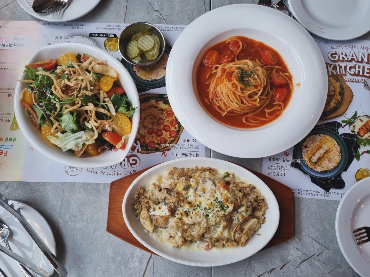 🍝

겨울이라 감귤샐러드를 먹어봤는데
드레싱 부터 상콤달콤 기분 좋은 맛

생일파티룸도 있어서 
특별한날 방문하기 좋던 곳 이자

아이들과 방문한 손님들이 많아서
애셋 댈꾸 나홀로 편안했다♡

📌 키친박스 송산그린시티점
  경기 화성시 수노을중앙로 126  2층

📌 전화번호
  0507-1472-2788

📌 영업시간
  화-일 11:00~21:00
  매주 월요일 휴무

📌 주차가능

#협찬
#키친박스송산그린시티#화성파스타#화성레스토랑#화성피자#화성스테이크#새솔동파스타#새솔동피자#새솔동맛집#새솔동피자#새솔동스테이크 #키친박스 #나들이 #삼형제