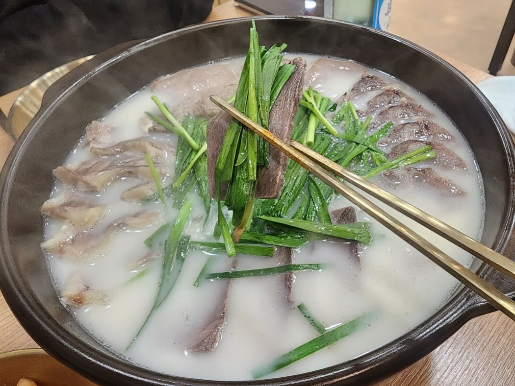 🐷 정남옥 🐷

순대곱창전골 + 쫄깃머릿수육 + 새콤오독무침 + 부추전

오늘 제가 소개해드릴 안산 사동 맛집은 “정남옥 안산사동점“ 입니다
사동 먹거리에는 많은 식당들이있는데요 그중에서도 정남옥의 시그니처인 각각의 건강재료21가지로 만들어진 씨락순대와 72시간 동안 끓인 육수가 있는 정남옥 입니다

깊은사골육수가 일품인 쫄깃머릿수육과 매콤함과 각각의 재료들이 조화로운 순대곱창전골, 새콤달콤 오독무침이 아주 맛있는 집이예요

🌧️ 비오는날은 부추전이 만원🌧️

[정남옥] 안산사동점에서 고소하고 담백한 쫄깃머릿수육과 매콤하고 맛있는 순대곱창전골 드셔보세요

매장 주소 : 경기 안산시 상록구 네고지3길 29 1층
영업 시간 : 10:00 ~ 22:00 
 (라스트오더 : 21:00 / 화요일 휴무날)

포장시 순댓국3개이상+사골국물 / 주차가능

#안산사동서포터즈 #안산시 #사동골목상권 #사동맛집 #사동순댓국 #사동순대 #사동순대전골 #사동 #사동맛집 #안산사동 #안산사동먹거리 #골목맛집 #안산맛집 #안산사동맛집 #맛집