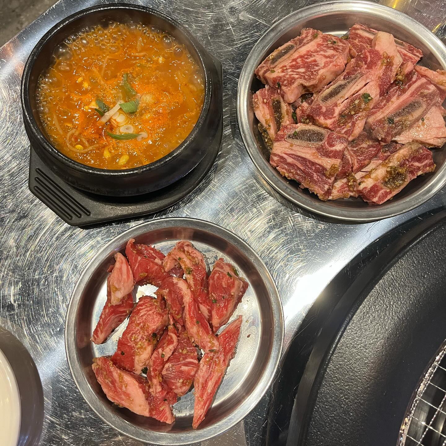 #체험단리뷰
질 좋은 수입 고기를 정말 저렴하게 판매하는 숙성본가 LA갈비 🍖 #나성동맛집

맛과 가격 두 가지를 다 잡은 #나성동고기집 🥩 맛있는 #나성동소고기 #나성동삼겹살 부위들이 숙성되어 준비돼있으니 언제든지 고기가 먹고 싶을 때 찾아주세요!

#나성동회식장소 로 2층이 꽉 차서 #나성동단체모임 사진은 못 찍었지만 🪑 #나성동단체석 완비~