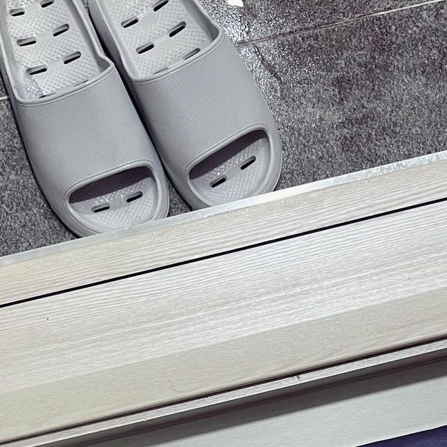 summer_hana ◡̈ on Instagram: "#광고 너무 이쁘고 시크한 감성의 감각적인 제품 디자인 부터 너무 이뻐서 감동했다 🤭 위생적인 신기술로 일반 매트와 알리 유해물질, 악취유발 세균 등을 빠르게