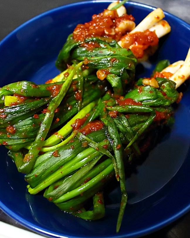밥 위에 하나 올려서 먹어도 맛나고
알싸한 맛으로 
고기와도 잘 어울리는 파김치

❤️#파김치담그기
1️⃣ 쪽파를 손질해 준 뒤 깨끗이 씻어 물기를 제거한다
2️⃣ 쪽파를 30분간 액젓 1/3컵 부어서 절여줍니다 (처음 15분은 뿌리만 15분은 전체적으로)
3️⃣ 밀가루 1 큰 술, 물 1컵을 약불에 뭉치지 않게 잘 저어가며 풀을 만든 뒤 식혀준다
4️⃣ 양념장을 준비한다
✳️양념장 : 다진 마늘 2 큰 술, 새우젓 1 큰 술, 설탕 1/2 큰 술,  매실액 1 큰 술, 밀가루 풀, 고춧가루 반 컵, 쪽파 절일 때 쓴 액젓 1/3컵
5️⃣ 절인 쪽파에 양념을 골고루 발라준다
6️⃣ 맛있게 먹는다 냠냠♥

👉더 자세한 레시피는 
프로필의 링크 타고 들어가셔서 
하단 검색창에서 [파김치]를 검색해주세요 🤗
.
.
.
