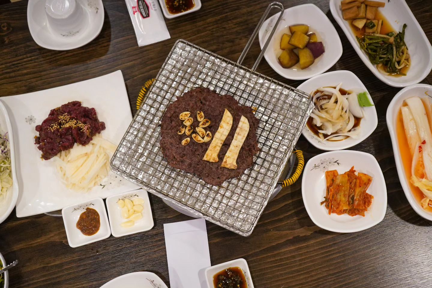 아이랑 여행가면 꼭 가는 #울산맛집 .
짭쪼름하고 달달한 #언양불고기 는 남녀노소 좋아하잖아요.
맵지도 느끼하지도 않은 #공원불고기 라 호불호없이 다 좋아해요.

직접 만든 밑반찬이라 더 맛있고 석쇠에 구워서 더 맛있는 석쇠갈비와 질기지 않고 입안에서 사르르 녹는 육회까지 역시 #언양불고기맛집 이에요.

#울산가볼만한곳 의 가마솥에 직접 만든 우거지와 곰탕은 꼭 먹어야해요.
단체를 위한 60~70명규모의 vip룸도 있어서 #울산회식장소 로도 굿~ 👍

성인기준 최소2명 애견동반 가능한 방갈로 2채도 있어요.
울산가시면 꼭 가보세요.^^

#언양맛집 #울주군맛집 #울산밥집 #울산점심