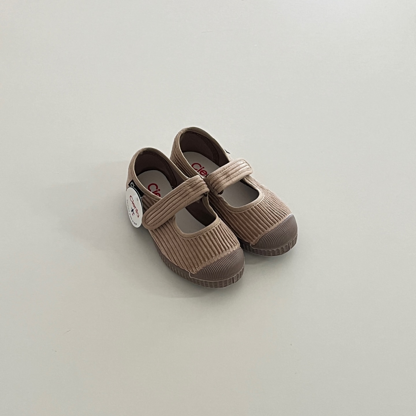 윤서 가을맞이 신발로 
씨엔타 잉글레스 pick 🍂☝🏻

며칠전까지는 더웠는데
금방 서늘한 바람이 불어오네요

모두 환절기 감기조심하세요 🫶🏻