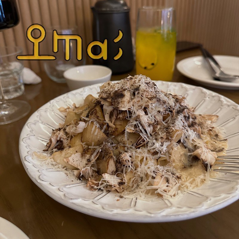 📍 연남 오마

식전 빵과 함께 나온 레몬 쨈.사이좋게 딱 반씩 나눠 발라 먹었는데레몬의 상큼함이 입맛을 돋우기 좋았다..

✔ 패션 후르츠 에이드 7,000
먹다 보면 살짝 느끼할 수 있는 양식과잘 어울리는 패션 후르츠 에이드를 주문했다.과육도 많이 들어있고민트와 레몬이 들어가 상큼함도 더해졌다..

✔ 글라스 레드 와인 8,000
나는 글라스 레드와인을 주문했는데양을 엄청 많이 주심 ㅋㅋ쉬라 품종이랑 다른게 섞인 와인이었는데무난히 다른 음식들과 잘 어울린다..

✔ 비프 까르파치오 18,000
한우 1++ 설깃살, 루꼴라, 갈릭 아이올리 소스, 트러플 오일, 호두강정
저번에 다른 가게에서 먹었던비프 까르파치오가 맛있어서 여기서도주문해 본 건데 여기가 저렴함에도 더 맛있었다..설깃살인데도 부드러웠고 루꼴라와아이올리 소스가 적절히 있어 재료의 합이 좋았음.

✔ 트러플 크림 파스타 22,000
버터구이 버섯, 크림소스, 트러플 오일과 파우더시그니처 메뉴 
트러플 크림 파스타가나왔는데 버섯 양 무슨 일 ㅋㅋ버섯은 버터에 한번 구워지기 때문에버섯만 먹어도 맛있었다..위에 트러플 오일과 파우더가뿌려져 잘 섞어 먹어야 했다.소스도 꾸덕꾸덕해 두꺼운 면이랑 잘 어울림오마는 주문 전 서버분이 음식 간에 대한 취향도물어봐 주시는데 짠 것에 예민하다면조금 조절해달라고 하는 게 좋을 것 같다.내 입맛에도 약간 간이 셌지만또 와인이랑 먹으니 잘 맞았다..히히 크림소스 잔뜩 묻은 면이랑버섯이랑 한입에 먹으면 쏘 굿.

✔ 전복 리조또 24,000
버터구이 새우와 전복, 전복 내장 소스, 퀴노아 곡물 튀김
전복 내장 소스로 만든 리조또 위에버터에 구운 새우와 전복 그리고 톳이올라가는 전복 리조또가 나왔다..싱싱한 전복과 새우도 물론 맛있었지만,리조또 먹는 중간에 씹히는 누룽지같이고소한 게 참 맛있었는데퀴노아 곡물 튀김이 들어갔다고 한다.난 리조또가 바닥에 맛있게 눌어붙은 줄 ㅋㅋ세 메뉴 중 가장 내 스타일이었다.

자세한 리뷰, 프로필 링크 가능⬇
https://m.blog.naver.com/syeonni/223198081119