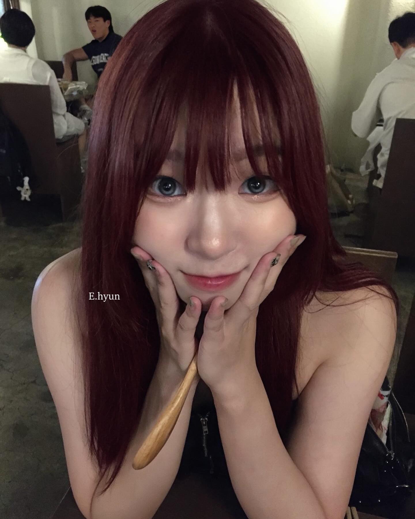 안녕하세요 이현 디자이너입니다 ! ♡

#쿨레드 #플럼레드 #체리레드 하신 고객님 후기 사진 ㅡ ♡

쿨톤 고객님들은 꼬옥 한번쯤은 강추 드리는 컬러입니다 ! 👠❤️

고객님 피부톤 , 메이크업 톤에 맞추어서 
채도부터 밝기 , 레드 색감까지 다 조절해서 들어가기 때문에 
걱정 안 하셔도 돼요 🫣

. ˚
* * 　　　 ⊹ ˚ .    　　.
⊹ · ✧ 　　　*    *
. 　　 ⊹ ✦ 　 ✵ 　　　　　*
* .　 ·
. 　 　 *
.
▫️ 첫방문 할인 이벤트 진행 중
▫️ 네이버 예약 시 세트 메뉴 10% 할인 

#대구미용실 #죽전동미용실 #달서구미용실 #로이드밤죽전점 #대구레이어드컷 #대구레이어드펌