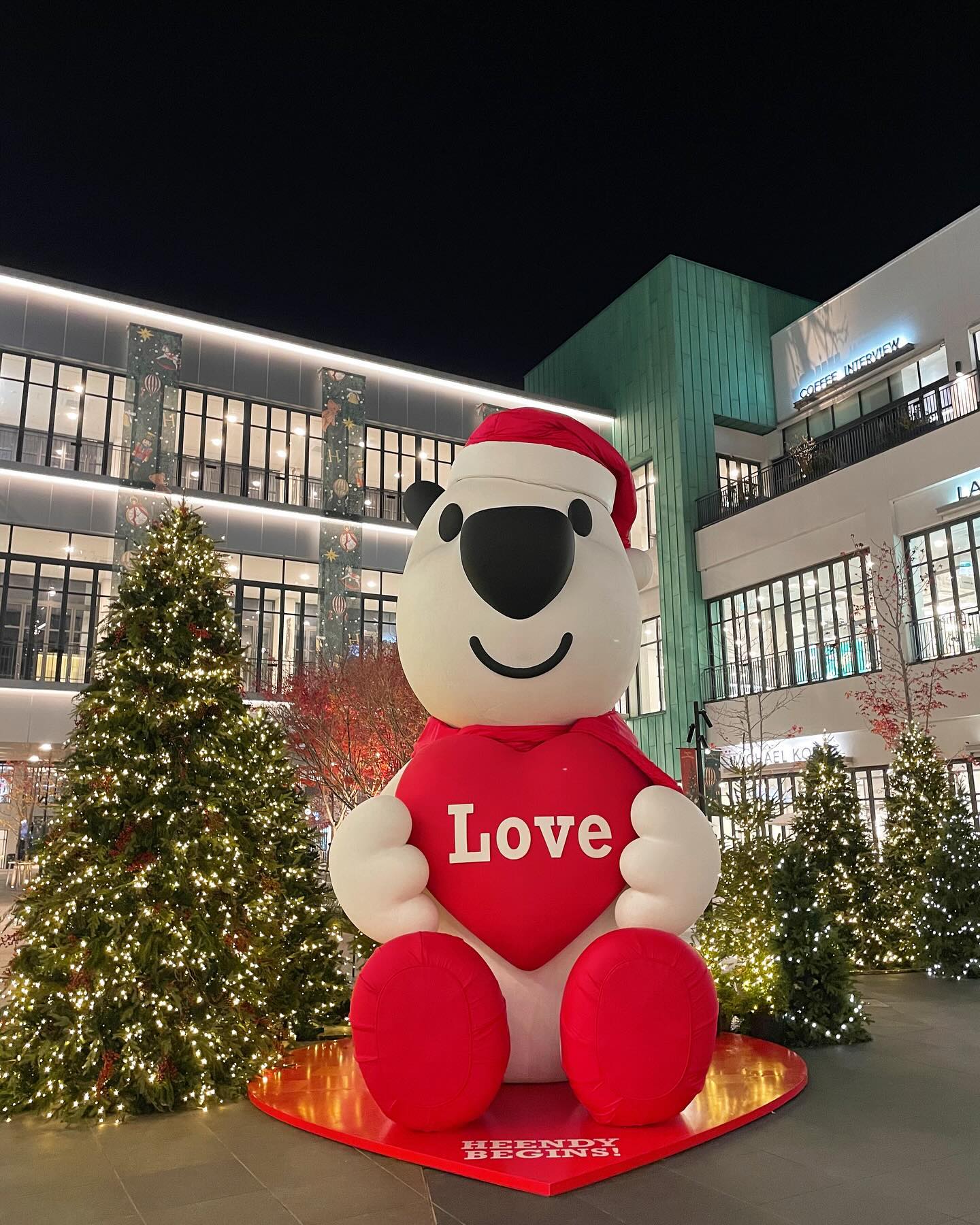 남편이 회사로 픽업도 오고 
현대아울렛가서 아웃백도 다녀왔당🤍✨

일주일 만에 또 먹는데도 맛있잖앙🫶🏻

내일이면 벌써 12월이라니
2023년 마무리 잘해보자! 👏🏻✨
.
.
#11월의마지막날🍂 #남편고마워♥
#곧크리스마스🎄 #남편이랑데이뚜👫