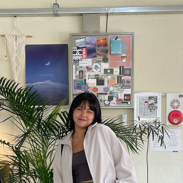 혜림포터 l OOTD on Instagram: "#광고 @1rony9orno_official 이제 슬 자켓 구매할때가된듯🤍 봄가을에 입기좋은 라이트 그레이컬러 #아이러니포르노 86-IRO240 볼드 스티치 알파 자켓 루즈한 핏에 은은한