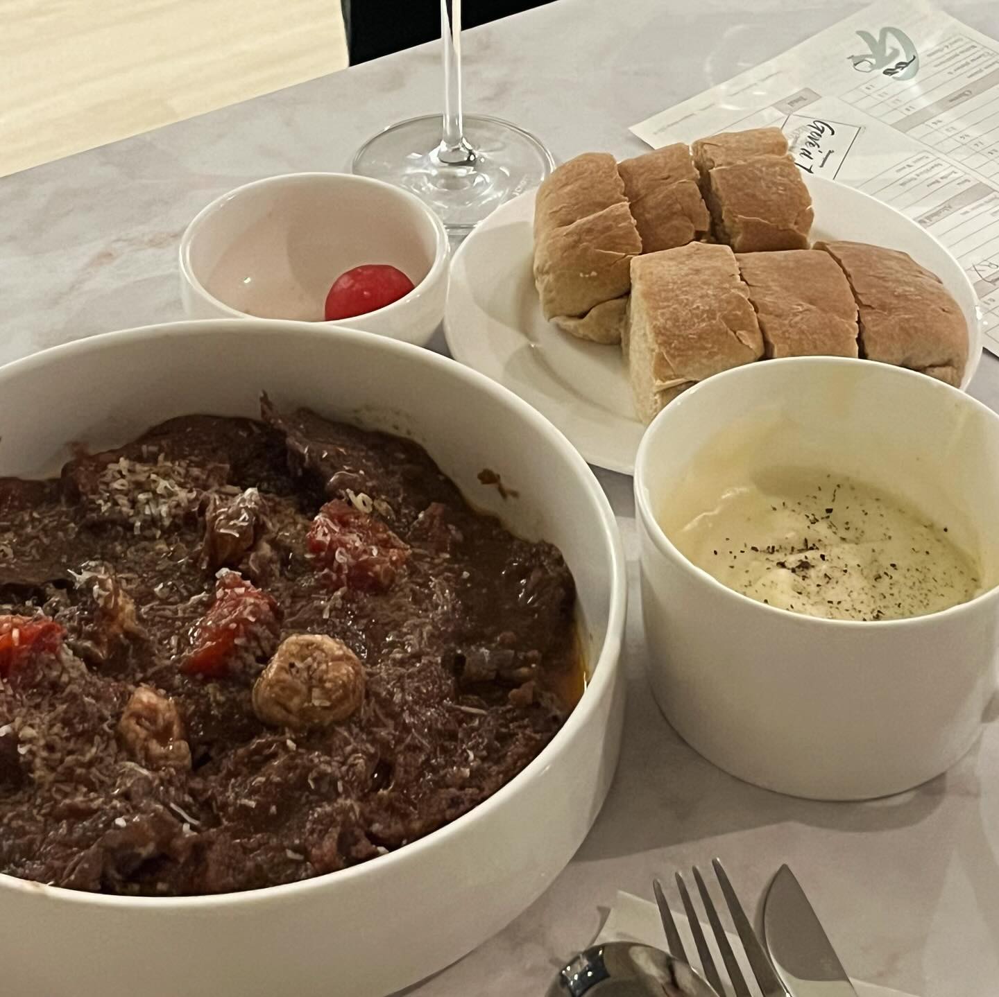 damn...오랜만에 고오급진 맛집가서 메챠 우레시 (๑･̑◡･̑๑)🤍
레드와인 바틀로 안시킨게 슬펐다는...🫨
-

#수원 #행궁동 #행궁동술집 #행궁동맛집 #행궁동데이트 #고브드타운 #수원술집 #수원맛집 #govedtown