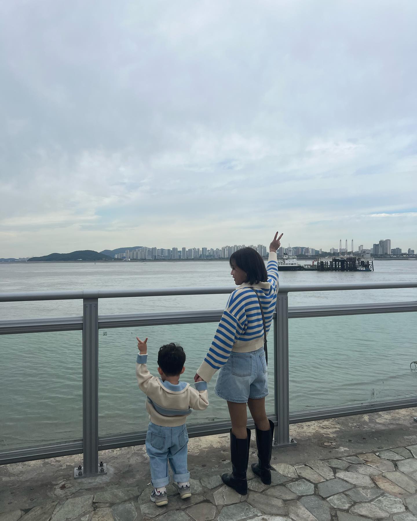ෆ

연휴마지막날,
제하랑 시간보내기 힘든 요즘
최선을 다해보자 해서 연휴내내 돌아다니고 시간보내주는데
어후🫠🫠
그래도 넌 즐거웠다니 됐다

동물원 빼고 해달라는거 다 해줬다!
조만간 에버랜드 가자!!

#월미바다열차 
#드디어연휴끝 
#난낼종일눕눕할거야