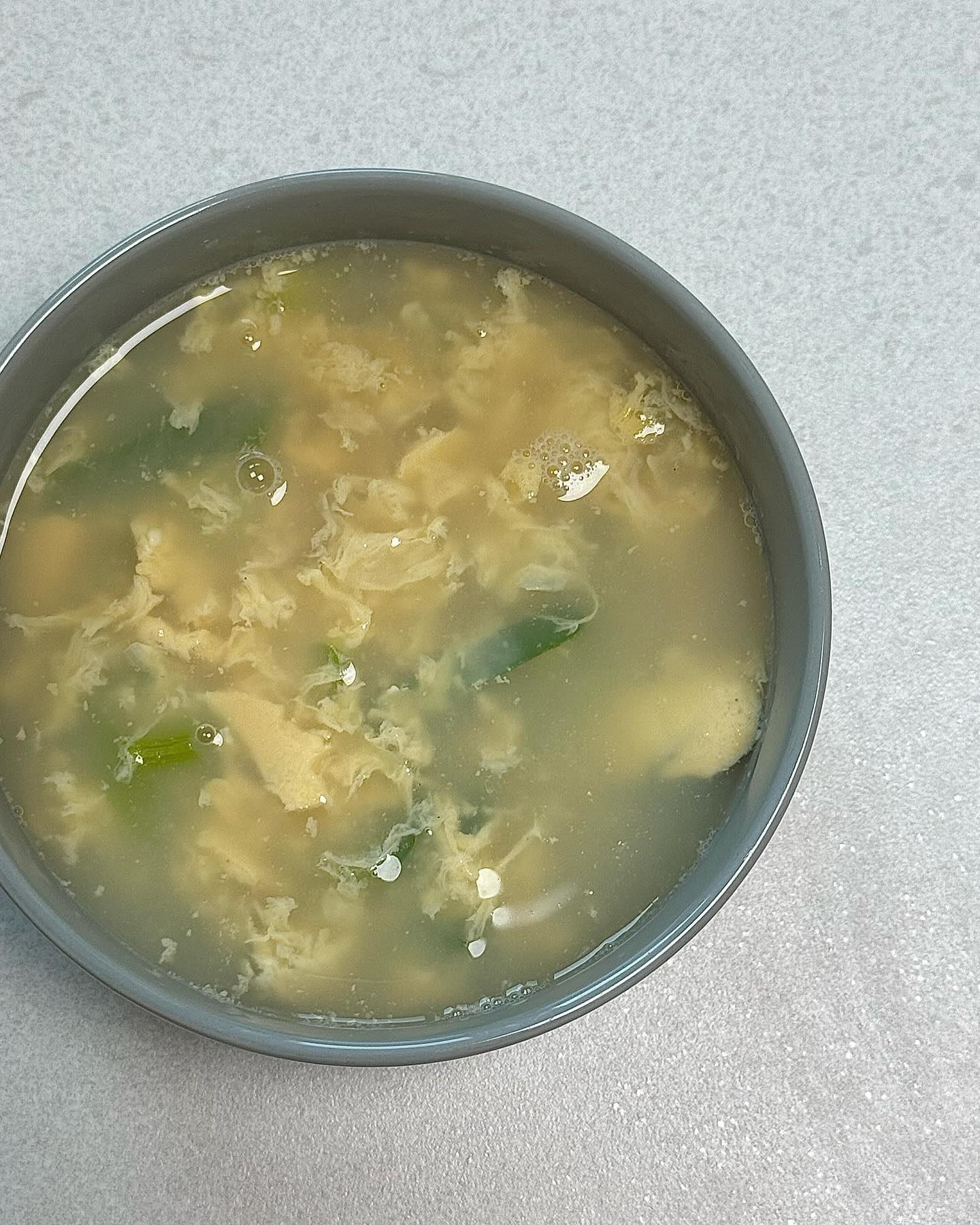 계란파국

결혼 직후에 계란파국 끓였었는데 간이 정말 안맞아서 아무 맛도 안 났던 적이 있어요🥹 제가 요리해 준 거니 안 먹을 수도 없고 맛은 안나고 이래서 남편이 다른 맛있는 반찬 다 먹은 후에 사약 들이키는것처럼 계란파국을 원샷때렸던 기억이ㅋㅋㅋㅋㅋ

이번에 다시 도전해 봤는데 이번에도 급하게 만들어서 그런지.. 코인육수를 넣어서 그런지 국물 맛이 깔끔하지가 않더라구여 하하 
계란파국 잘 끓이는 그날이 올때까지 계속 도전할거애오…