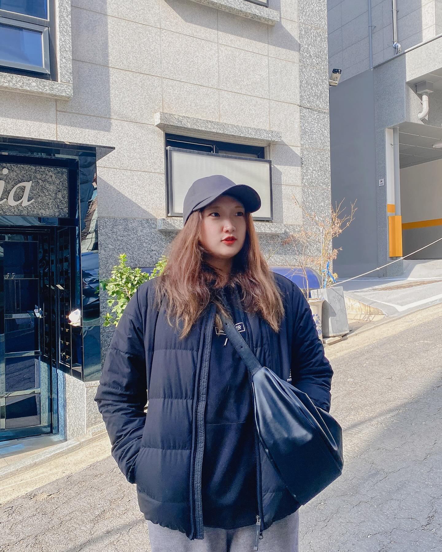 #협찬

로고가 없는 깔끔한 무지 디자인에 어디에나 잘 어울리는볼캡!
차분한 챠콜 컬러라 색깔까지 마음에 쏙 들어요.
L사이즈 착용하면 완벽한 소두컷 가능!
착용감도 편해서 손이 더 자주 가는 모자에요.

수영 갈때 머리 안감았을때 푹 눌러쓰고 나가면 OOTD 끝🧢

🩶슬로우잼 스튜디오스 커브소프트 코튼 무지볼캡(챠콜)🩶
✔️모자 전문 브랜드
✔️S, M, L 싸이즈 선택 가능
✔️어디에나 매치하기 좋은 심플한 무지 디자인
✔️가성비 좋고 컬러가 이뻐 색깔별로 가지고 있기 좋아요!

#모자브랜드 #무지모자 #슬로우잼스튜디오스 #ootd #볼캡 #무지볼캡 #빅사이즈모자 #소두볼캡 #데일리모자