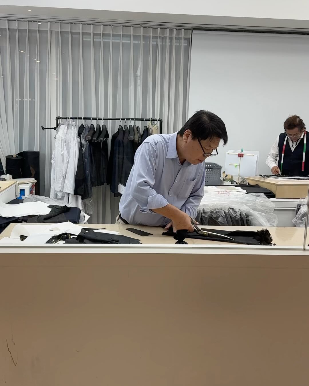 #슈트패브릭#비스포크하우스

예랑이 맞춤정장 맞추고왔어요!

상담진행해주신 이용준테일러님이랑 열심히 수다떨면서 재밌게 진행하고왔답니다.

현재 10월이벤트로 원단업그레이드도 해주셔서 좋은 영국원단으로 합리적인 가격에 맞추고와서 넘 뿌듯해요!
이외에도 매달 혜택빵빵한 이벤트진행중이니 꼭 이벤트 확인해보시고 챙겨가세요!!

결혼준비는 신부위주로 진행되는경향이 있어 예랑이는 못챙겨준것같아 늘 신경쓰였는데, 이렇게 좋은옷으로 선물겸 맞춰주니 제기분도 좋았어요!

슈트패브릭은 비스포크하우스 내에 전문 마스터테일러님께서 상주하시면서 직접 수제맞춤을 진행하시고, 또 그점을 지점에 방문해서 눈으로 확인할 수 있어서 신뢰가 가더라구요.

또, 슈트패브릭 전 지점에서 예복대여품목도 연계되어 원하는 지점에서 렌탈이 가능한 점도 좋은점이에요.
제수스냅을 준비중이신 예비부부님들은 촬영용 수트렌탈을 제주점에서 픽업/반납을 할 수있기때문에 번거로운 짐이동이나,추가비용지불을 막을수있어서 좋은것같아요!

얼른 시간이 지나서 가봉일자가 왔으면좋겠어요! 예랑이 맞춤 예복 기대됩니다!!!

suitfabric_official 
예랑이 맞춤정장, 혼주 정장 등 어디로가실지 고민이신분들 슈트패브릭 추천드려요!
+혼주패키지도 좋은가격으로 이용하실수있으니 상담 고고!!!

#슈트패브릭청담#슈트패브릭비스포크하우스#맞춤정장#맞춤예복#예복대여#예복렌탈#제주스냅#제주예복대여