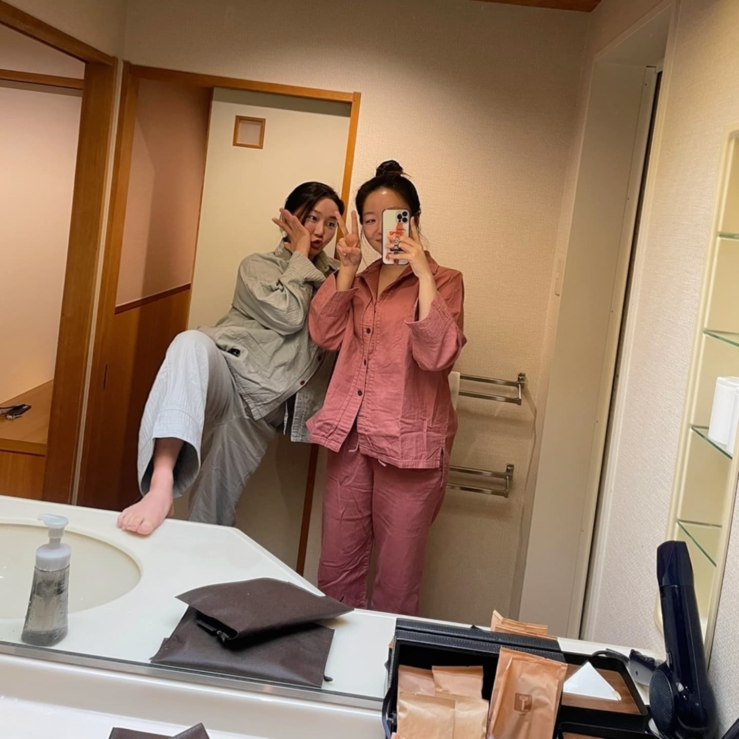 엄마지분 강제로 넣기 🎎
내 사진 찾기 힘드네 ..
내사진은 내 폰보다 남의 폰에 더 많을듯 ㅎㅅㅎ
곧 사가여행가니까 추억도 되살릴겸 .. 미형찡.. 보구파..

#계정폭파방지용 #엄마가운영하는계정입니다 #accountrunbymom