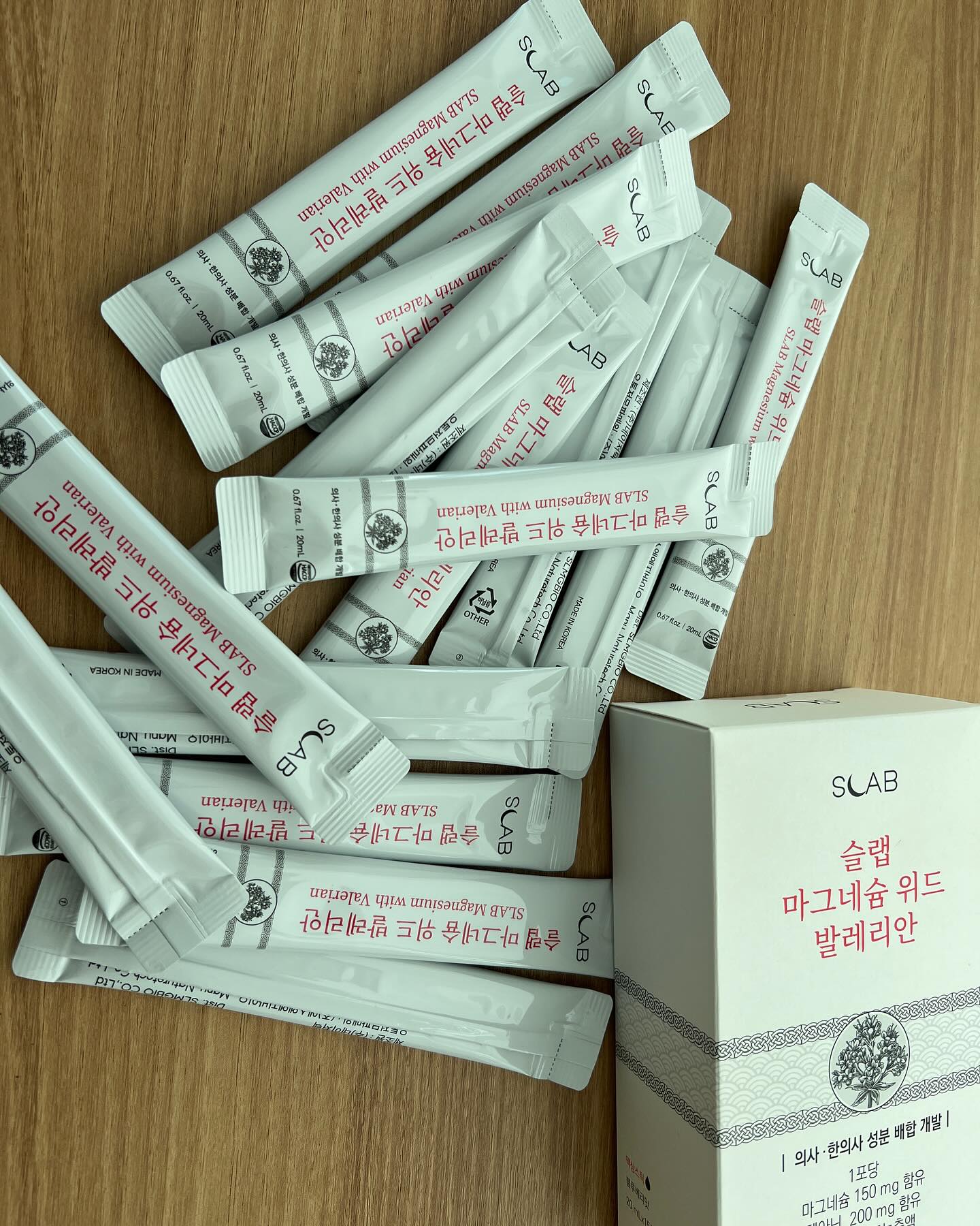 #협찬
-
최근 날씨가 추워지면서 잠을 자도 자주 깨고 개운하지 않아서 스트레스와 피로가 쌓여 생활 패턴이 불규칙해졌어요ㅜ 그래서 마그네슘 제품을 찾다가 테아닌과 가바가 들어있는 제품을 발견했는데 액상 타입이라 흡수가 빠르고 물 없이 간편하게 먹을 수 있어 좋고, 달콤하네요 ! 

한의사 선생님이 천연 원료로 만든 발레리안이 들어있어서 더 안심이 되고해외직구가 아닌 국내 생산 제품이라 손쉽게 구매할 수 있는 점도 마음에 들어요😊

꿀잠 자고싶은 분들께 추천하는 제품입니다 👍🏻
.
.
.
#슬랩 #수면영양제 #발레리안루트 #수면질개선 #꿀잠 #숙면영양제 #잠잘오는법 #수면부족 #스트레스개선 #긴장완화 #한의사개발 #마그네슘 #테아닌