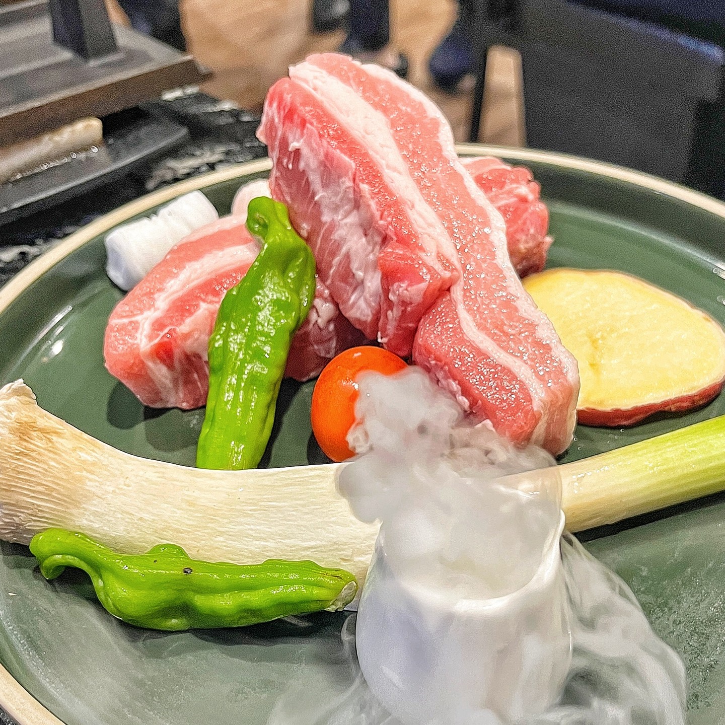 대한민국 0.03%만 생산되는 얼룩돼지를 먹을 수 있는 장안동 맛집 #마장동김씨 🐷

처음부터 끝까지 구워주셔서 편하게 먹을 수 있는 고깃집 😉👍

육즙 가득, 부드럽고 맛있는 삼겹살을 영국황실에서 사용하는 #말돈소금 콕! 찍어 먹으면 얼마나 맛있게요 🥰
삼겹살의 쫄깃한 식감과 씹을수록 터지는 육즙이 진챠 최고다요 💕

상추에 파절이랑 고기 한 점 그리고 생마늘~ 무적권 마늘은 필수로 넣어줘야 한다고요 😊

김을 구워서 가자미식해 올려서 같이 먹어도 정말 맛도리에용~

각종 재료로 양념한 #칼집껍데기 찐으로 클라스가 다른 맛🤎 겉은 바삭하고 안은 쫄깃한, 최고의 껍데기랍니다 🥰

#오징어젓갈볶음밥 감칠맛 가득한 오징어 젓갈과 고슬고슬한 밥~ 날치알, 김가루, 단무지에 반숙된 계란후라이까지 🧡 감칠맛 폭발해용

#장안동맛집#서울장안동맛집#장안동고기집#장한평맛집#장한평역맛집#장한평고기집#장안맛집#서울장안동고기집#장한평역고기집#장안동회식#장안동고기맛집#동대문고기집#마장동김씨장안점

🔴 마장동김씨
📌 서울 동대문구 장한로 74 1층
☎️ 0507-1366-2381
⏰ 평일 14:00~24:00 주말 12:00~23:00

📋
통삼겹살 (16,000) *2
칼집껍데기 (8,000)
오징어젓갈 볶음밥 (6,000)
