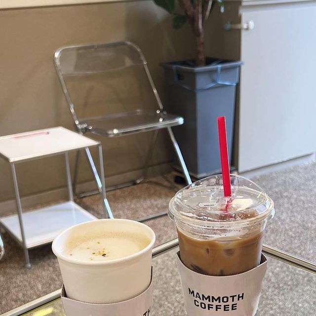 Amorssong on Instagram: "#광고 매머드에서 가을 신메뉴 먹어봤어요~ 동물성재료를 활용하지 않은 비건 메뉴 피스타치오 오트라떼🍁 피칸카라멜 오트라떼🍂 비건쫀득도넛 세가지 메뉴 인데요