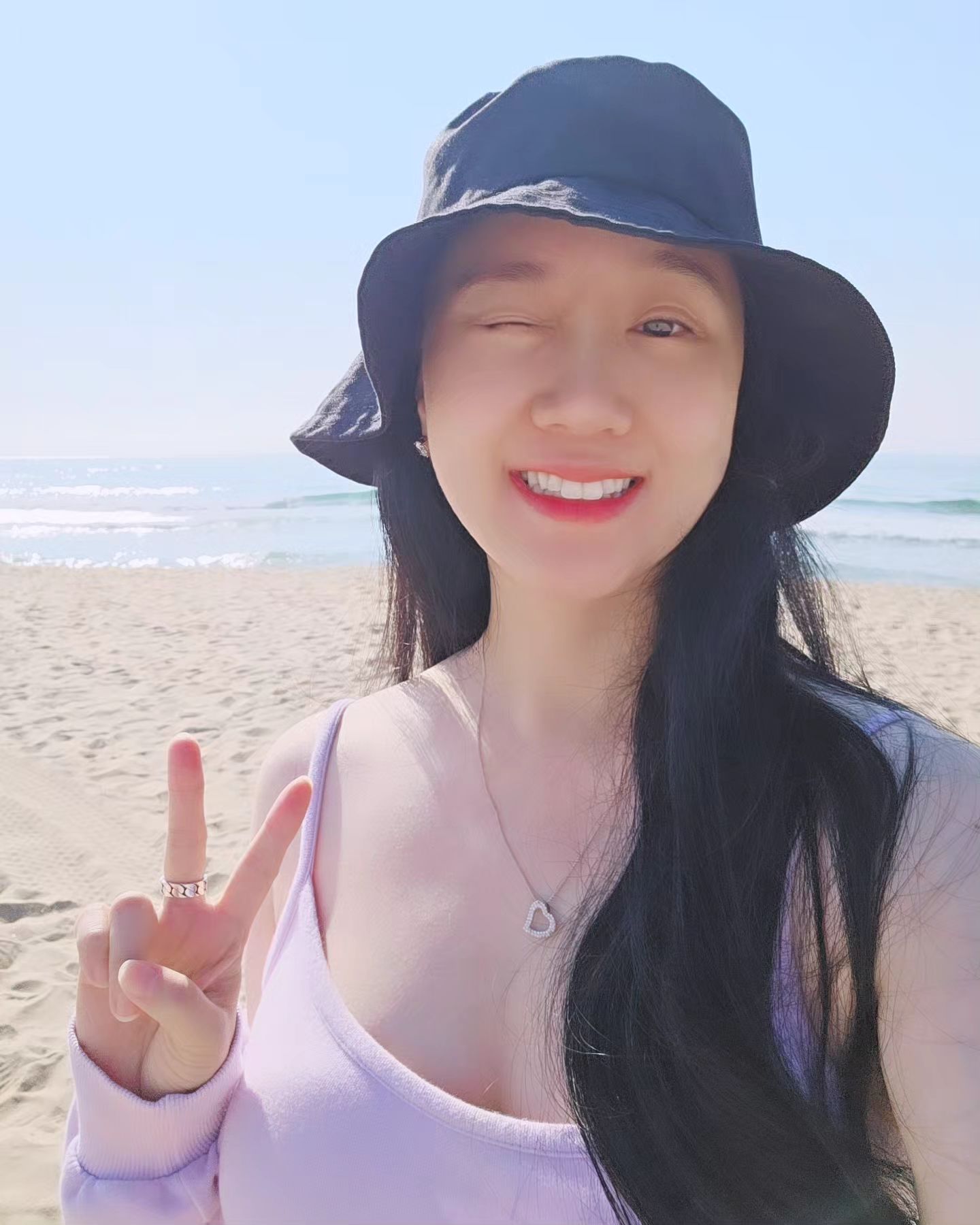1. 방금 일어났지만 신난 애
2. 너무 더운 애
3. 너무 더워서 모자까지 벗은 애 하지만 배가 고픈 애
4. 'The 좋은 날' 너무 좋네 ❤️
5. 드디어 먹는 애