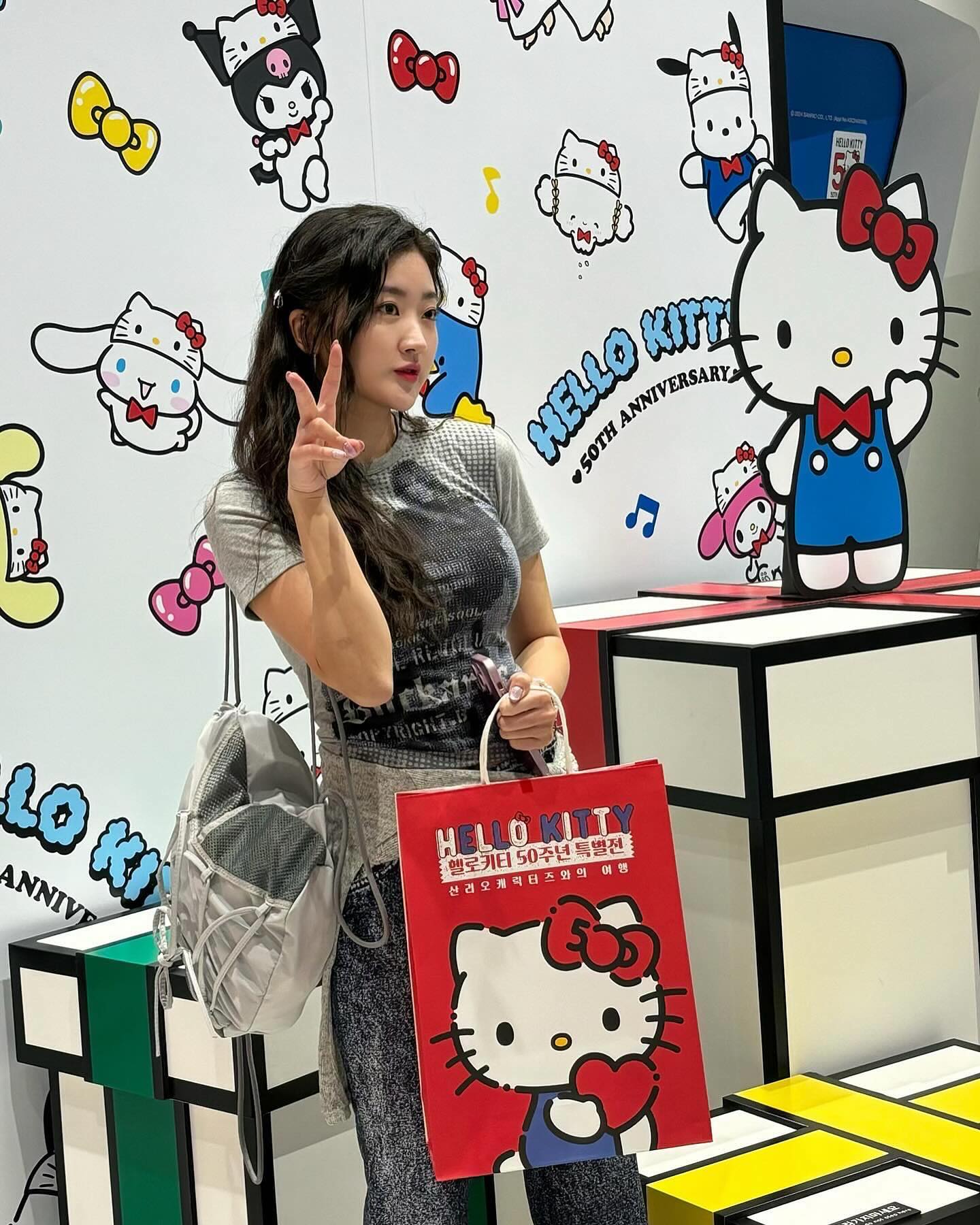 28살먹고 키티좋아하면 안되냐? 🩷🎀
100주년도 갈거다~~2074년에보자고👵🏻🏃🏻‍♀️💨

#hellokitty #hellokittylover #kuromi #ddp #전시 #전시추천 #헬로키티 #쿠로미 #헬로키티50주년특별전 #산리오