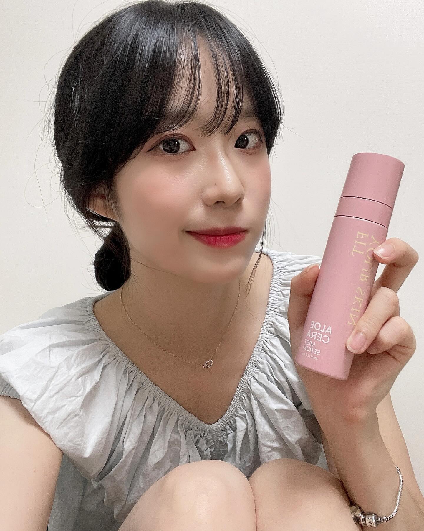 #협찬 ( fityourskin_official )

핏유어스킨
ㄴ 알로에세라 미스트 세럼🌷🌸💕

건조한 피부가 고민인 분들께 추천드립니다👍🏻
수분감도 채워주고 피부 진정 효과까지 있는 제품!

다수의 유명 제품 조향 경력을 보유한
‘이새미 조향사‘께서 조향한 향이라고 하던데,
진짜 너무 좋아서 이것만 계속 뿌리고 싶었어요 ,,,😳
이거 은은하게 향이 계속 지속되는 것도 좋은 점 중 하나!

알로에 베라잎🌿 추출물 67%나 함유된 제품이라 그런지
건성인 저한테 촉촉하니 진짜 적합했어용💕
매일매일 꼭 뿌려줘야겠다 ~~

#솔직후기 #핏유어스킨 #FYS #제품이름 #향이좋은 #레디언스톤업에센스 #딥모이스처클렌징폼 #알로에세라미스트세럼 #딥모이스처페이셜크림