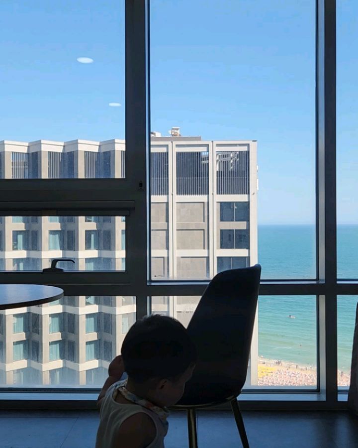 윤호의 여름휴가 이야기🏖
당나귀 마차도 타보고
해운대에서 1박 💦
수영도하고 해운대 바다도 걸어보고
동물원도 가고 예쁜 카페에서 
사진도 찍고 즐거운 시간을 보냈네🫶🏻
내년 여름휴가때는 더 재밌게 보내자!

#윤호의여름휴가 #윤호일상 #아기일상
#14개월아기 #아기여름일상 #아기여름휴가
#해운대 #동물원 #라라쥬동물원 
#아기실내동물원 #실내동물원 
#해운대수영 #명지카페 #아기스타그램 
#baby