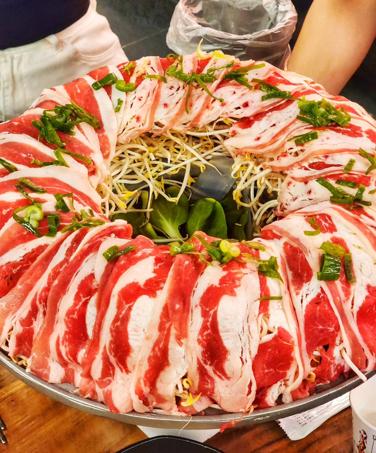 ✅ #박하의먹방_창원 #신사닭발
#창원맛집 #소답동맛집 #맛집추천
-
• 삿파리 샤부 27,000원
• 알찬주먹밥 4,000원
• 산토리하이볼 8,000원
• 모듬과일 10,000원
-
창원 소답동에 위치한 <신사닭발>
기본으로 나오는 바삭촉촉한 치킨반마리부터
예사롭지않았는데  삿파리 샤부 사이즈부터 깜놀!
 ⠀
숙주 가득에 척척올려진 고기까지👍👍
육수는 맑고 깔끔담백한 맛이라서 부담없이
먹기 좋아서 저녁+안주용으로 좋아요
먹다가 마라소스를 조금 주실수 있냐고 요청했는데
흔쾌히 주셔서 마라맛까지 즐겼는데 완전 맛도리!!!
⠀
주먹밥도 간이 잘되어있어서 뇸뇸!
레몬슬라이스 탑 산토리하이볼은 말해모해💕
쭉쭉들어가고!!! 
⠀
배불렀지만 술은 더 마시고 싶어 주문한 과일안주
무슨일? 애플망고에 큐브 치즈?연유치즈? 
이게 만원이라니!!! 왜 울집앞에 없는 거냐며
다들 대만족한 맛집이랍니다💚💚 또가야지😊