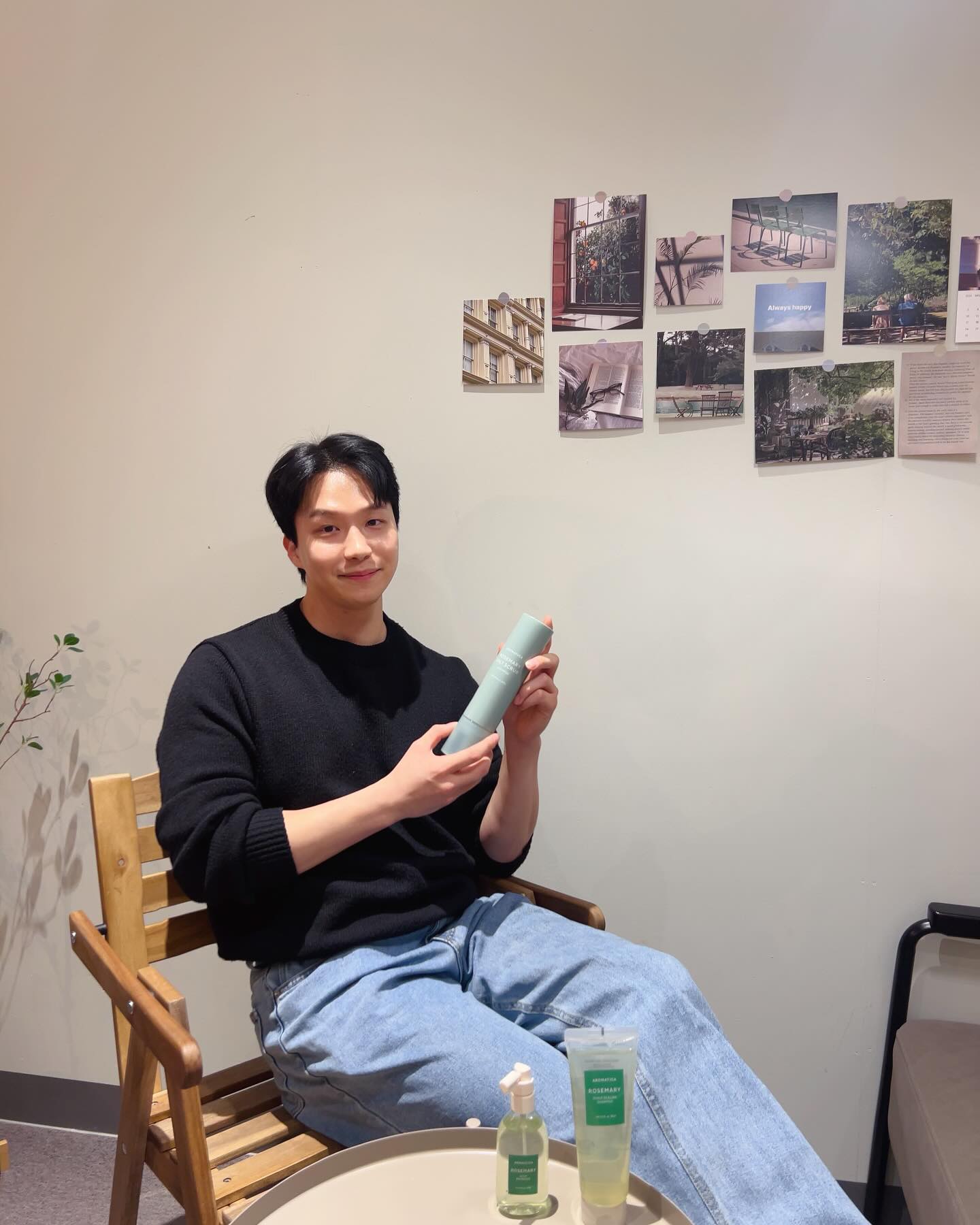 #제품제공 aromatica.life 

요즘같이 건조한 날씨에는 두피관리에도 신경써야하는거 아시죠?아로마티카는 화장품 인증 기준인 COSMOS 인증을 취득한 친환경 브랜드에요!

1. 로즈마리 루트 인핸서는 7가지 비타민, 6가지 블랙푸드 성분으로 뿌리에 집중 영양을 선사하는 두피 영양 토닉입니다😀 
실사용해보니 끈적임도 없고 가벼운 텍스처로 두피에 수시로 뿌려도 부담이 없는 제품이었어요

2.로즈마리 스칼프스케일링샴푸는 따뜻한 성질을 가진 로즈마리가 두피의 묵은 각질 을 탈락할 수 있도록 돕고 탄탄한 건강모로 가꾸는데 도움을 주는 제품이에요

3. 로즈마리 솔트 스칼프 샴푸
얼굴과 몸 외에도 두피까지 관리가능한 스크럽 샴푸!! 미네랄이 풍부한 안데스 호수 소금과 로즈마리의 활력 에너지가 두피의 각질을 클렌징하고 영양을 채워 샵에서 관리받은 느낌이 나는 제품이었어요!!

믿고쓰는 아로마티카 제품으로 집에서 간편한 홈케어 해보세요☺️