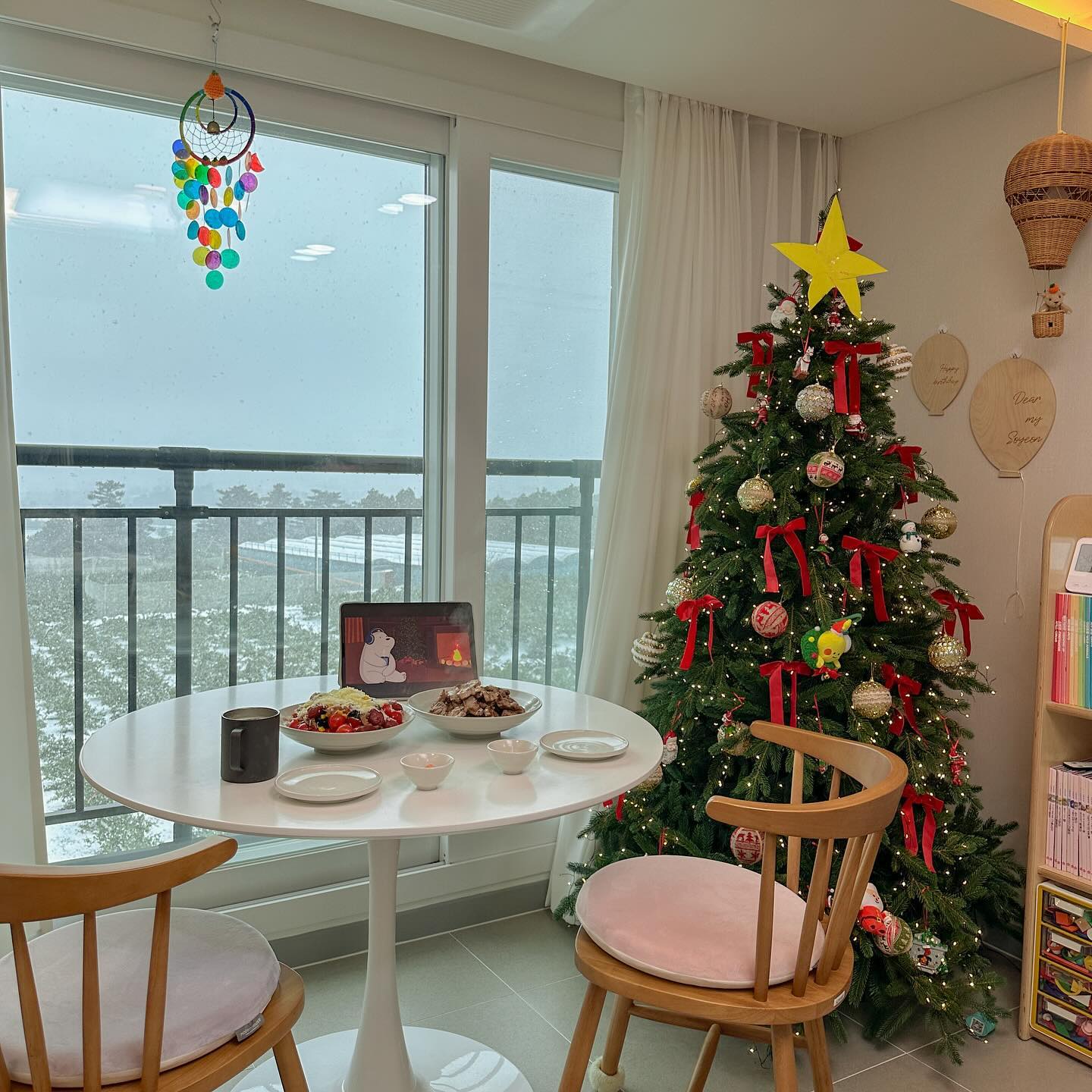 서귀포에도 눈이 펑펑☃️🎄

다른지역 눈 펑펑 왔을때,,, 맑았던 서귀포가
오늘은 겨울 왕국이 되었어요💛🙏🏻

아침에 신나서 눈만지고 놀고간 또여니,
오늘은 유치원에서 친구들이랑 눈싸움좀 하려나요😄
유치원끝나고도 눈 많이 쌓여있으면,
나가서 같이 눈놀이 해야겠어요💛

아점으로는 거의 고기 + 샐러드 조합💕
먹어도 먹어도 안질리는 조합이에요❤️

카페에서만 보던 큰 트리,
생전 처음 설치했눈데 너무 좋아요😄
따뜻해질때까지 계속 세워둘 예정😂
또여니가 별이 있어야 한다고 직접 만든 별까지 붙이니
너무 예쁘죠🎄

크리스마스때만 세워두라는 법은 없으니깐요😳
모두들 안전 운전 하세요🙏🏻😊

#흰눈이펑펑 #제주살이 #제주도민일상 #육아맘일상 #크리스마스트리 #트리맛집 #집꾸미기 #홈쿡 #홈인테리어 #공간크리에이터 #건강식단 #다이어트식단