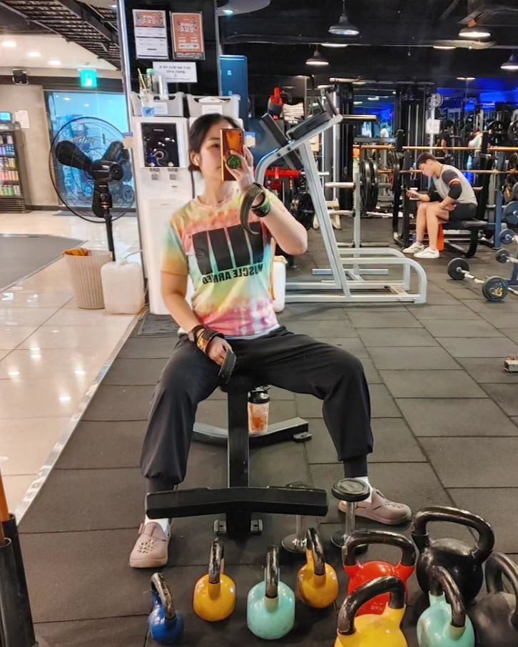 #오운완 #운동기록 💪🏋️

#20231023월  가슴(+이두)
#20231024화  레그데이🦵
#20231025수  등 🏋🏻‍♂️
#20231026목  어깨(+삼두)💪

이번 한주 평일도 열심히!!!
어제는 영화보고 늦은밤 운동해서 좀 피곤 했지만
주말에도 열심히 달려보자🏃🏻

이제 진짜 가을이 온듯🍂🍃

운동갈때 만나는 냥이는 🐈
츄르배송되서 챙겨간날부터 만나자 못함😭
 

#이운동의끝을다시써보려해3
#용산아이파크몰 #cgv #웨이브드라마거래 #커피빈
#가을 #가을감성 #우리동네고양이급식소 🐈