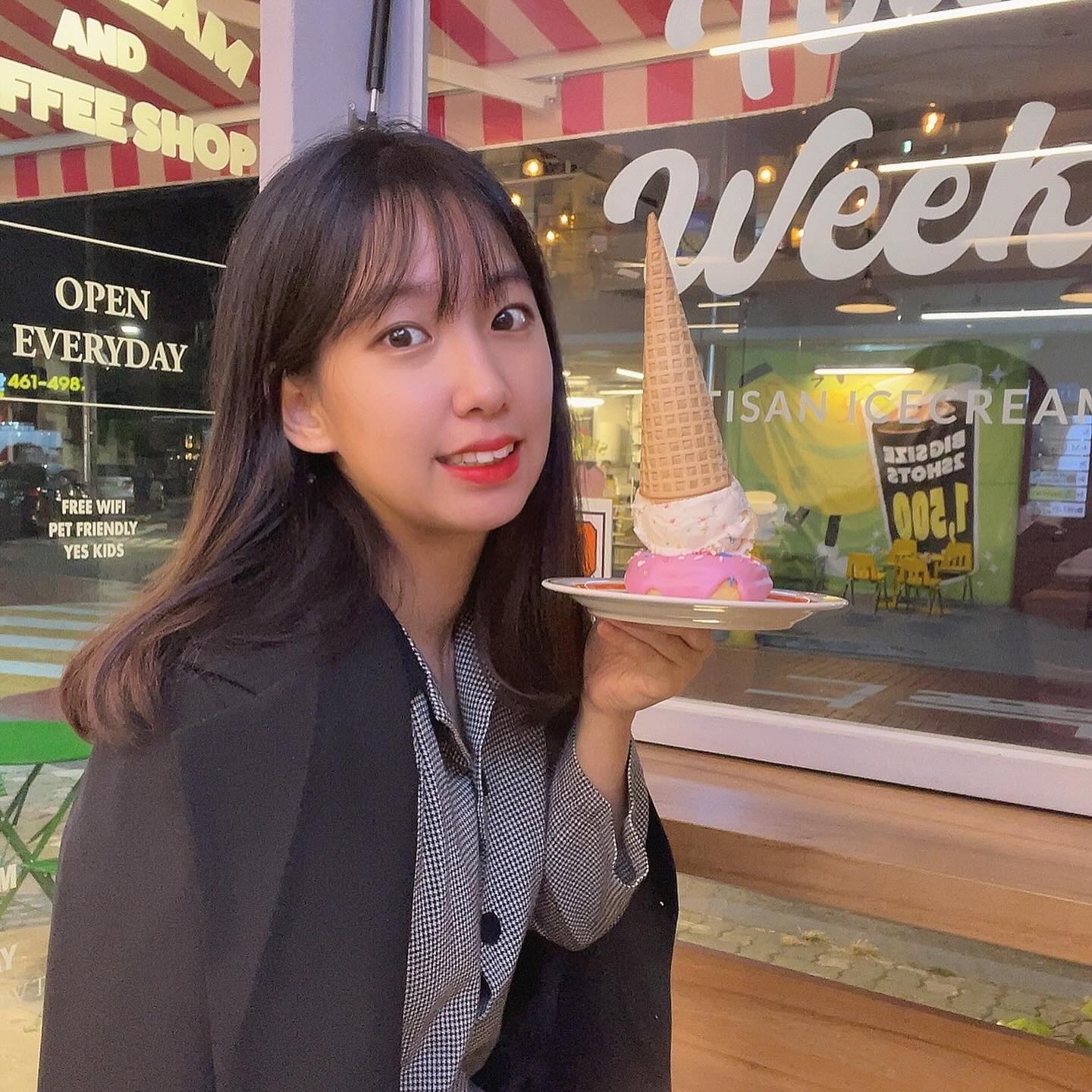 #협찬 성수] - [투데이즈 위켄드]
-
<핫플인 이유가 있는> 수제 아이스크림 카페. todays.weekend 
-
갈비 골목을 지나면 미국에서 볼 법한 아이스크림 가게의 분위기가 당장 들어가고 싶게 만드는 매력이 있다. 테이블들이 바 위주로 되어 있어서 옆에 앉아 도란 도란 얘기를 나눌 수 있어서 좋다.
-
인공 첨가물이나 인공 색소를 사용하지 않아, 아이스크림을 먹어도 몸에 안좋을 것 같은 걱정을 버리고 먹을 수 있다. 아이스크림만 따로 먹을 수도 있고, 위켄드 도넛 또는 위켄드 브라우니를 선택하면 도넛과 브라우니에 아이스크림을 올려서 먹을 수 있다.
-
핫플 감성에 건강한 재료로 달달한 디저트까지. 플러스 셀카 맛집까지. 성수가면 또 들러야 할 곳.
.
- 위치 : 서울 성동구 왕십리로 5길 14-1
- 번호 : 0507-1378-7547
.
.
#먹고살자🍽️ #성수 #투데이즈위켄드 #디저트맛집 #카페투어 #성수카페추천 #성수맛집 #서울숲맛집 #성수동맛집 #성수동핫플 #성수동카페 #성수핫플 #성수카페 #서울숲카페 #성수아이스크림 #먹팔 #먹스타맞팔 #먹소통 #먹친 #먹소통 #먹팔해요 #먹깨비 #셀카맛집 #