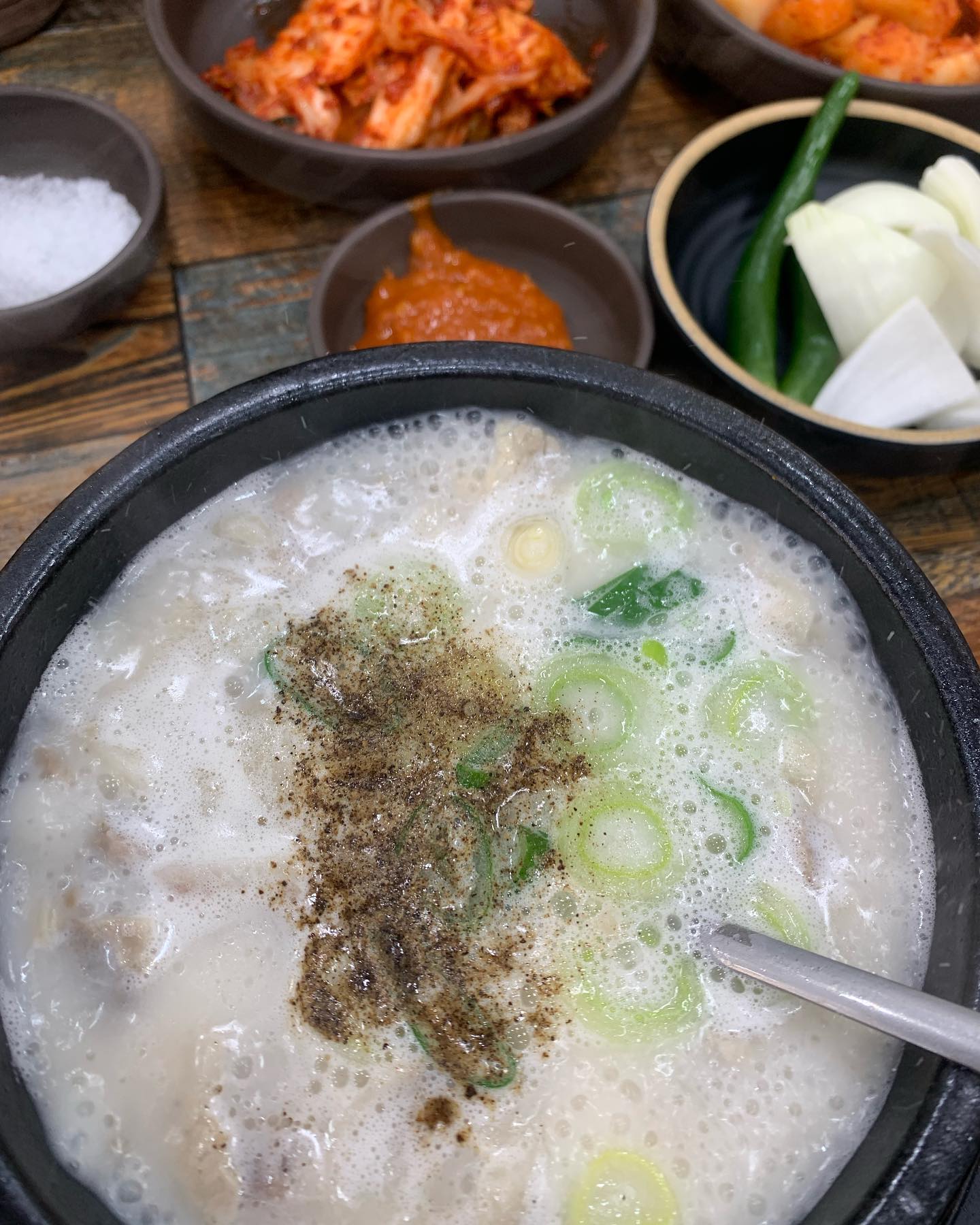 국밥좌 뜨끈한 국물 못잃어 😭😭
겨울엔 뜨끈한 국물은 좋구, 운동은 더 못하고, 추운거 제일시러!
맛나게 먹고 간편하게 체지방 줄여보자요 💪🏻💪🏻
올라잇 내일 만나요 😉