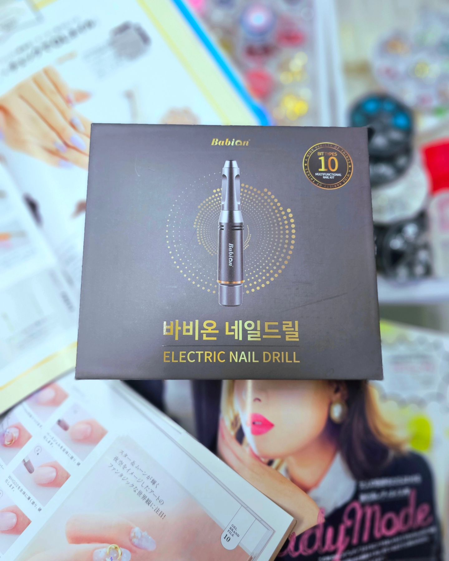#협찬 이지만 간절히 원했던 
《바비온 네일드릴💅》✨️

주5일 수영을 나가다보니 젤네일이 뜯겨나감;;
《바비온》네일드릴로 쏙오프 하기 전에 
다~ 뜯겨서 케어만 해주고 셀프네일 하기로🙆‍♀️❤️

네일이 자꾸 물에 닿으니까 유지력도 떨어지고
매번 네일받는 비용도 만만치 않았는데...
셀프로 하려니 케어가 또 귀찮았어요🫠💦

안그래도 사볼까 고민했던 제품인데 
《바비온》으로 네일케어부터 쏙오프까지
간편하게 되니까 셀프네일도 자주 할 거 같아요!

네일비트가 10종이나 들어있어서 이걸로
모든 것이 가능!! 합니다😆
일본에서 취미로 젤네일 배웠을 때는
이런게 없었눈데...세상 참 좋아짐요🤍🤍
일본에서 사온 네일재료들도 써보고~
앞으로 쏙오프 걱정없이 
자주 자주 네일도 바꿔줘야 해야겠어요!

ʚ(ෆ❛ั▿❛ัʃƪ)ɞᵗᑋᵃᐢᵏ ᵞᵒᵘ*⤵
쿠팡에서 《바비온 네일》을 검색해 보세요 :-)
.
.
.

 #네일드릴 #네일비트 #드릴케어 #네일케어 #바비온
#네일스타그램 #추천템 #ネイル #ネイル💅 #💅
