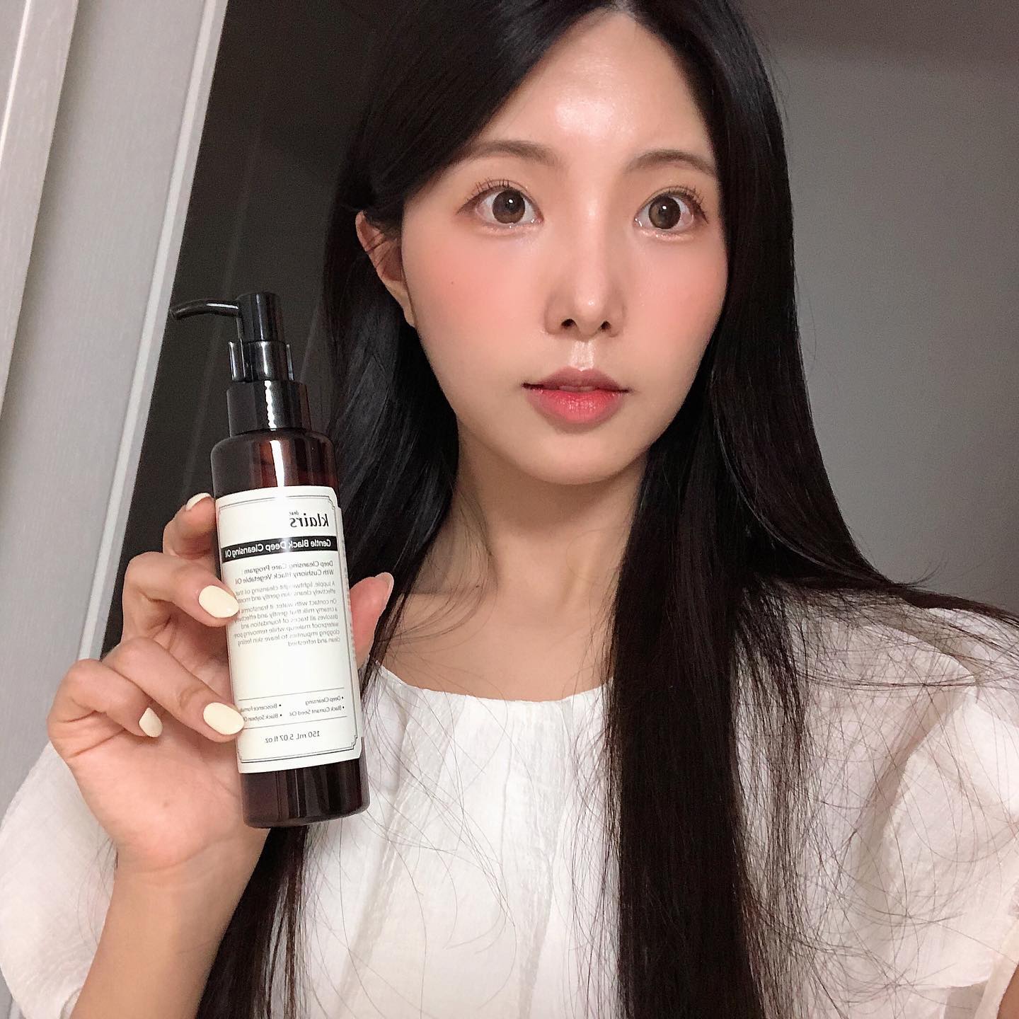 #협찬

저는 화장하고 클렌징 할때 무조건 ! 오일을 사용하는데요
민감성 피부를 위한 클렌징 오일 추천해드릴게요

klairs_beagle 
dear_klairs 

🤎 푸석하고 각질이 많은 피부가 고민 이신분
🤎 블랙헤드와 피지로 고민이신분
🤎 피부에 더욱 편안한 클렌저를 찾는 분

클렌징도 잘 되는데 자극이 없어서 놀랬고 제가 가장 신경 쓰고있는 피지와 블랙헤드 제거가 너무 잘되더라구요…증맬루 요물이야 요물 🤎🤭

비건 소사이어티 인증 완료된 클레어스!

걱정 없이 올 봄에 이 제품으로 바꿔보시는거 어때요?!

올리브영 온라인에서도 만나보실 수 있어요 😉🤎

#광고#협찬#올영추천템#올리브영클렌징오일#올리브영#올리브영클렌징#클렌징오일#클렌징오일추천#블랙헤드제거#피지제거템#블랙헤드제거템#스킨케어#화장품#화장품추천#코덕#모델#광고모델#클레어스#젠틀블랙딥클렌징오일