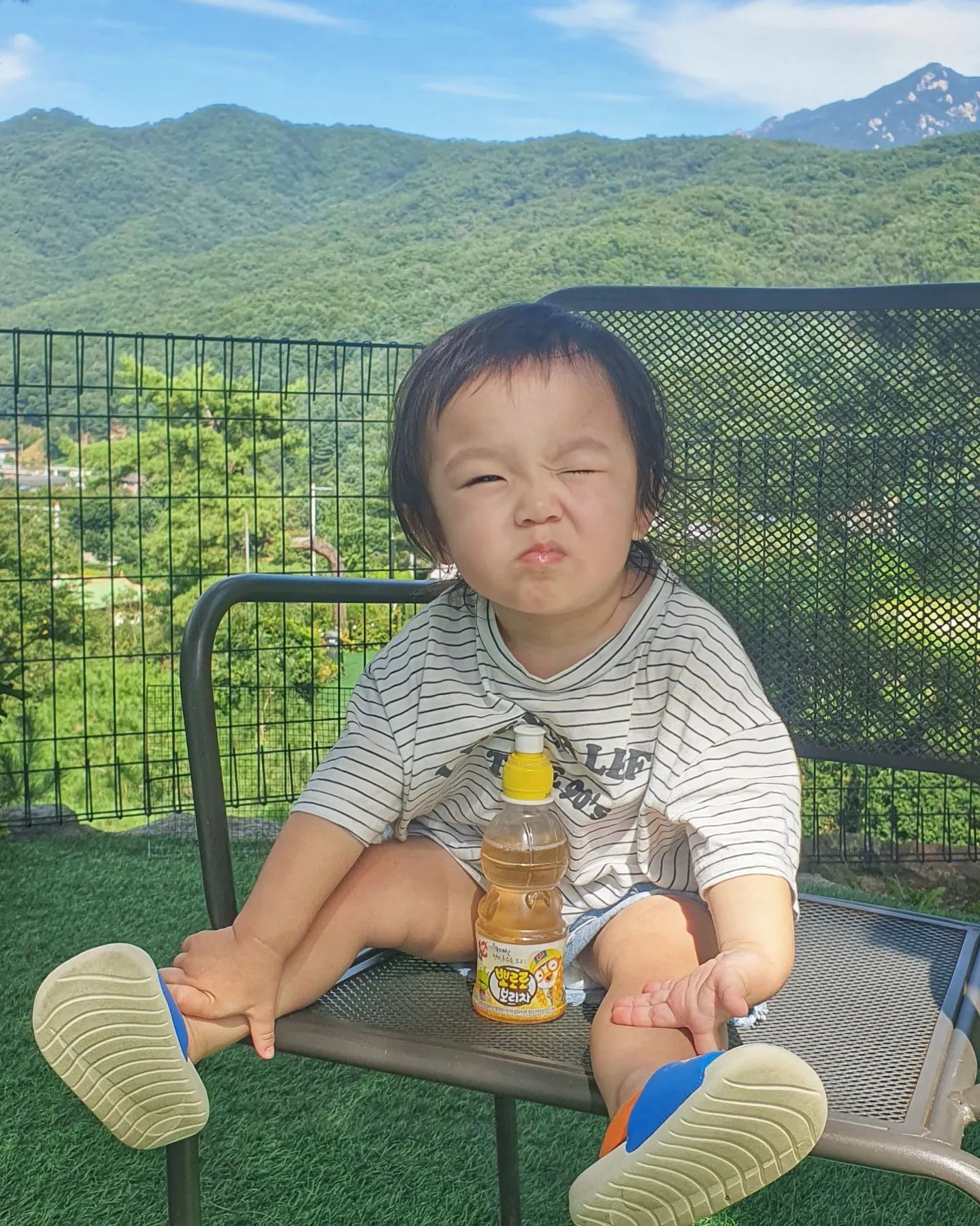 여름 끝물에 가족여행🙋‍♂️🙋‍♀️👶🐶🐶

우리 다섯 식구 행복하자🌈

#여름끝자락 #다섯식구 #육아소통환영 #육아스타그램 #육아일상 #여행사진 #딸랑구그램 #딸래미 #시바견 #시바스타그램 #강아지일상 #애견펜션 #맘스타그램 #소띠아기 #소띠맘