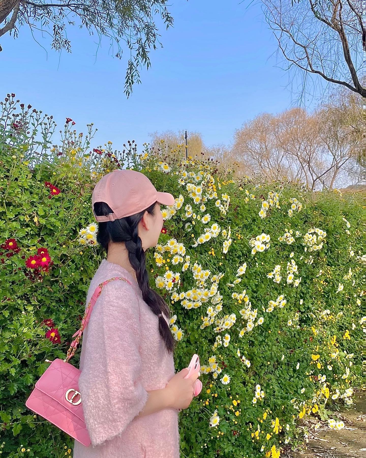 ⠀
사진 잘 찍는 친구랑 놀러가면 편-안🩷
주영이랑 갔으면 백장 찍고 한장 건졌겠지...😒
우연히 갔던 궁남지에서 국화 축제를 하고 있었던
덕분에 가을에 맞지 않는 화사한 꽃 배경 사진
마니 건져와따❀.(*´◡`*)❀.
⠀
나랑 평생 놀아죠 병찌야ෆ⃜ ෆ⃛ ෆ̈ ෆ̇
.
.
.
.
⠀
#부여여행 #궁남지 #국화축제 #부여카페 #부여맛집 #가을코디 #가을여행 #핑크코디 #핑크덕후 #mlb #mlb핑크모자 #디올미스카로백 #디올미스카로미니백 #디올핑크백 #패션소통 #가을오오티디 #협찬문의 #디엠 #모델 #11월데이트코스 #데이트추천 #여행소통 #일기그램 #koreanstyle #kbeauty #나이키핑크운동화 #데이브레이크핑크