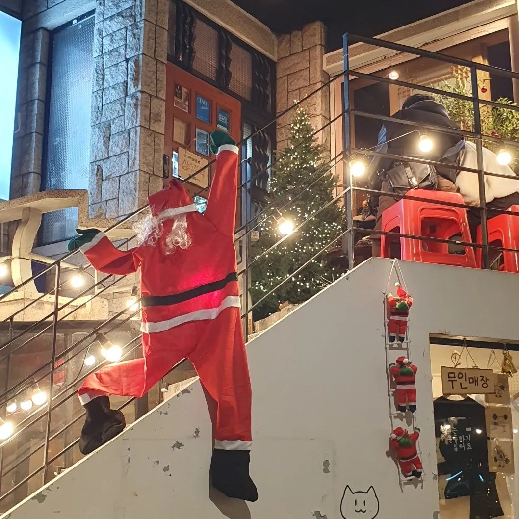 연남동 데이트
교생실습 마치고 온 바쁜 딸과 소박하게 연말 송년회
이곳저곳 연말 분위기 물씬

음식점은 칸스 상수점
타코음식점인데 제주와 멕시코 합성 컨셉
분위기 따뜻하고 타코와 맛도 좋았던곳

예쁜 트리들 보면서 마음이 따뜻해지네
타코요리 맛난 저녁먹고 많이 걷고 행복한 주말

#칸스홍대점
#홍대타코맛집 
#맛집