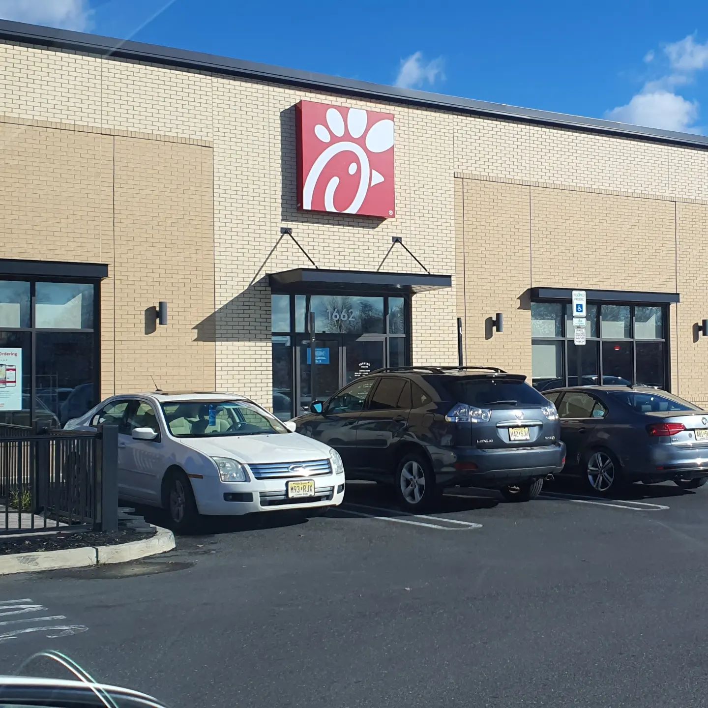 Watchung chick-fil-a

닭그림이 눈에 박힌 치킨버거맛집..
그닥 좋아하지 않은 치킨버거지만 이집은 참 맛나네..
가게랑 가까워서 자주 올까했는데..가격이 후덜덜..
미국 물가 너무비싸..
가난한 한국인은 밥한끼에도 눈이..

#chickfila #치킨버거 #스파이스치킨버거 #특이한 #감자칩 #월요일 #점심메뉴 #음식스타그램 #음식사진 #음식 #먹방스타그램 #먹스타 #맛점 #맛스타그램 #맛집탐방 #맛있다그램 #데일리그램 #데일리 #일상그램 #일상스타그램🐥 #일상기록