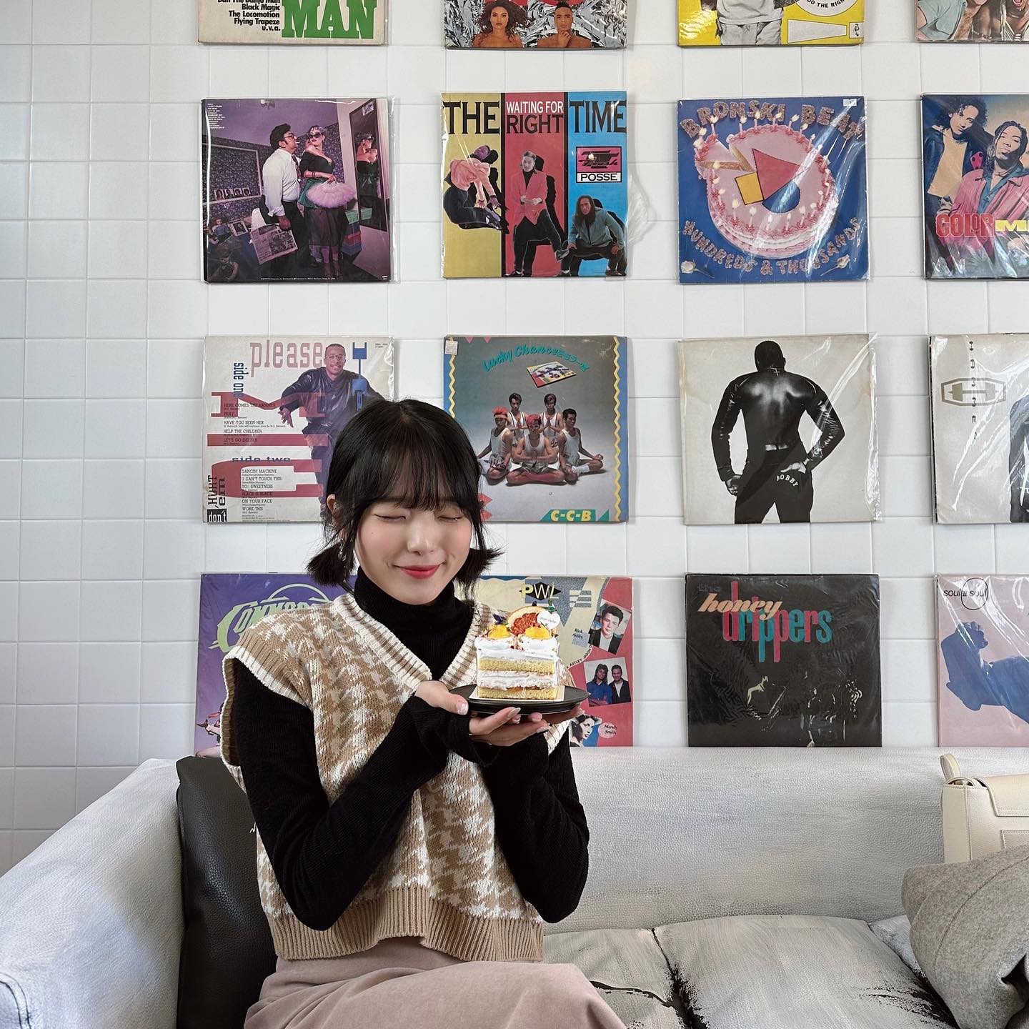 #협찬 #부평문화의거리 ’더즌매터‘☕️

외관부터 심상치 않은 핫플 카페!
4층짜리 건물 전체가 카페에요😮 심지어 1층에는 작은 플리마켓도 운영중! 자리도 많고 힙한 감성과 심플함이 반반 섞인 느낌이라 다양한 연출샷도 가능했어요!!

일단 디저트 많아서 경근당근픽 합격🥕
“크롤”이라는 크로아상 디저트가 시그니처인데, 이번에 살구생크림케이크와 초코블루베리케이크를 출시하셨어요!!🍰

빵순이 러버라면 신메뉴 무조건 먹어봐야죠! 
저는 살구생크림케이크로 픽!🥕
고소하고 부드러운 동물성크림의 맛이 퍼지면서 중간엔 살구크림으로 상큼함도 추가되어 산뜻한 디저트 그 잡채였어요🧡

살구 케이크가 잘못만들면 너무 셔서 케이크 본연의 맛을 방해하기도 하는데 적당히 상큼하면서 살구향은 놓치지 않은 아주 연구를 많이 하신듯한 케이크였어요!! 

다른 디저트들도 다양하고 맛있어보여서 꼭 재방문 할거에요🙌
+무조건 시그니처 음료 드세요 강추❤️

#더즌매터 #더즌매터카페 #평리단길카페 #부평카페 #부평케이크