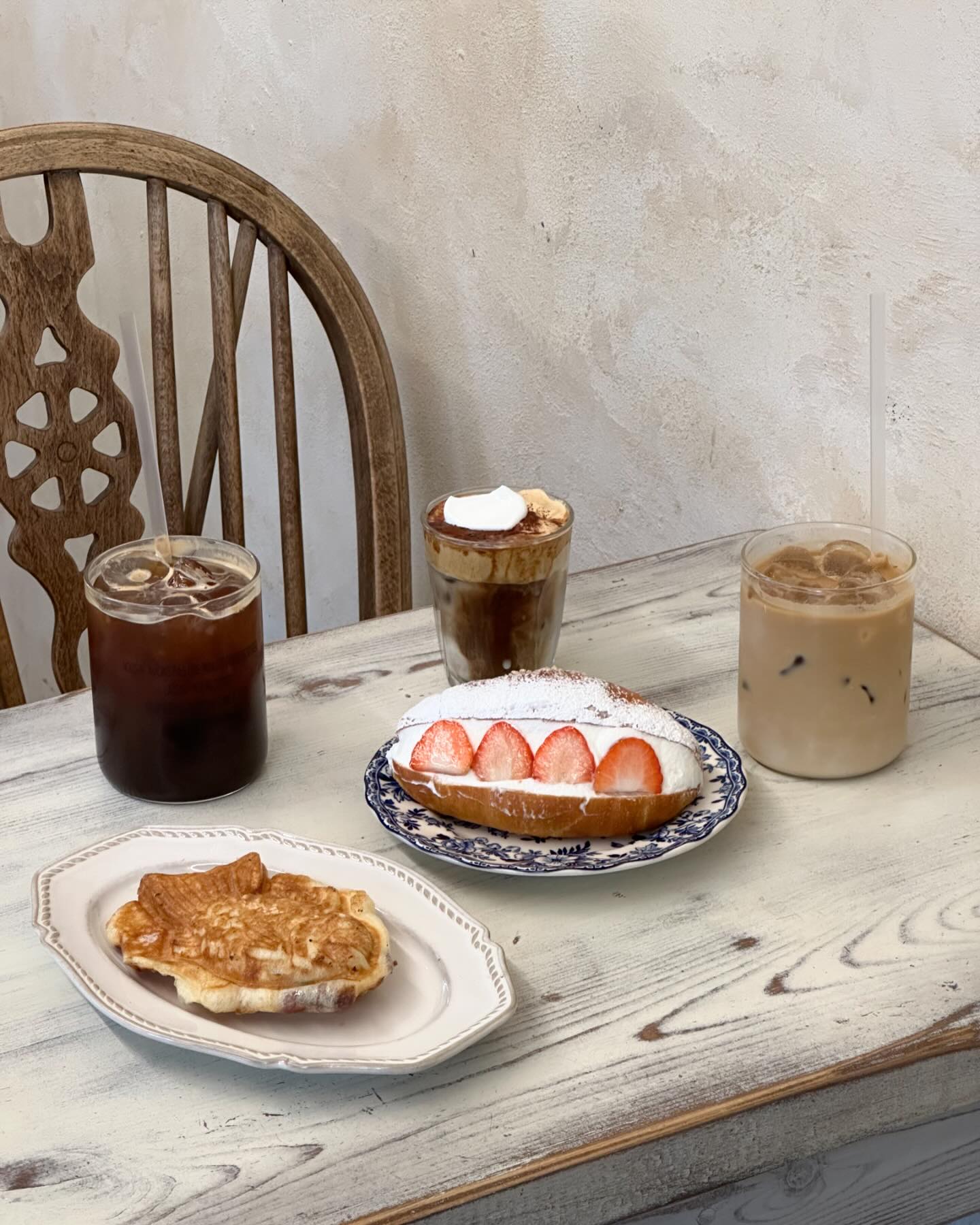 요기 소금빵 맛집 🥐
우유크림빵이랑 딸기랑 고민했는데 
같은 크림이라고 하셔서 딸기소금빵 픽 
붕어소금도 맛있는데 딸기소금빵이 미쳤어요 🫣

공간도 따듯한 느낌에 햇살까지 들어오니까 더 예뻤던 곳 ✨
.
.
.
#카페_연 #레스피레 #망원카페