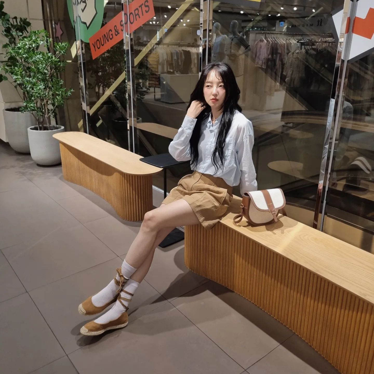 미루꾸 프레즐 애정하는데 품절될때가 많아서
못먹은 여러날만에 올만에 먹은 날🥨 플랫슈페너랑
같이 먹는거 좋아☕️🤍🤎 
실내 데이트할땐 에어컨 바람 막아줄 긴 팔 셔츠 필수🩵🫧 완전 얇구 사그락 소재감 시원하구🤍
클래식하구 이지해서 딱 내꼬🩵🫧🤍
eune_kr
.
.
애정하는 자라 세일템으로 득템한 세무질감 슈즈까지 이 날 코디 마메드로🤎🧡🤍🫧🩵🩷