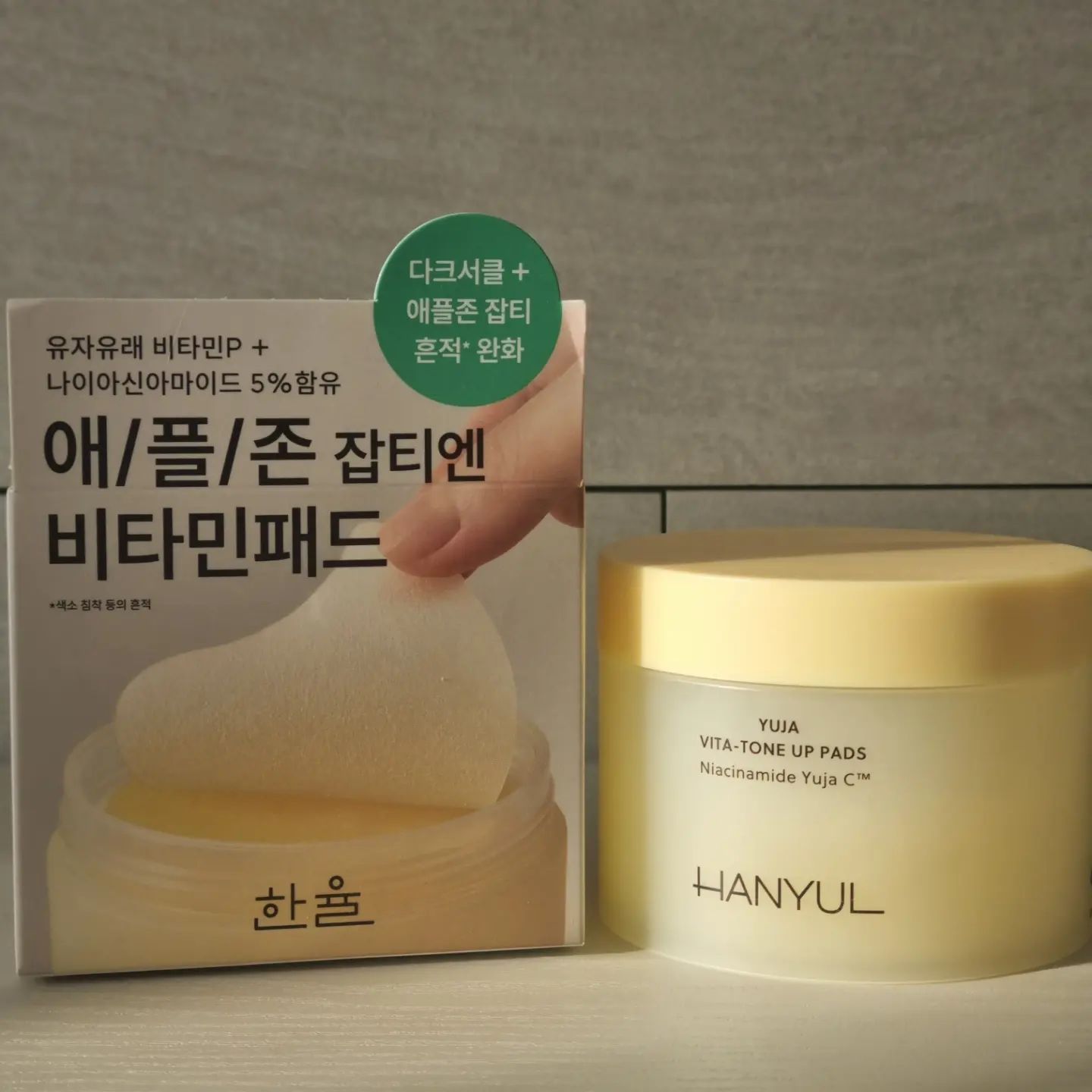 #협찬 #달빛유자패드 #한율

나이 들수록 칙칙해지는 눈밑 관리! 인친님들은 어떻게 관리하고 계신가요?
오늘 리뷰해 볼 한율 달빛유자패드는 다크서클 부터 볼 광대 잡티 흔적까지 애플존을 관리해주는 패드인데요.

유자유래 비타민P 와 나이아신아마드 5% 그리고 비타민C ,
글루타치온까지 함유된 패드라서 즉각적인 톤업이 체감되는 패드예요.

원단모양이 반달같아서 눈 밑에 자리잡기 좋더라고요. 
워터겔 패치라서 흡수력도 좋고 애플존에 초밀착 되니 붙여놓고 다른 일을 해도 떨어지지 않아요. 

인공향이나 인공색소 없이 유자껍질을 그대로 담은 유자의 색과 향 덕에 사용하는 내내 기분이 좋아요. 
한 15분 정도 지나면 싹 흡수되어 시트만 남더라고요. 잔여감이 없는 마무리감이 좋았어요. 
자극이 거의 없고 편하게 애플존관리 할 수 있는 템이라 애플존 관리 관심있으신 분들에게 추천하고 싶어요🫶❤️

#화해 #화해SNS리뷰단 #올리브영추천템 
#달빛유자 #애플존패드 #올리브영패드 #토너패드 #한율마스크팩