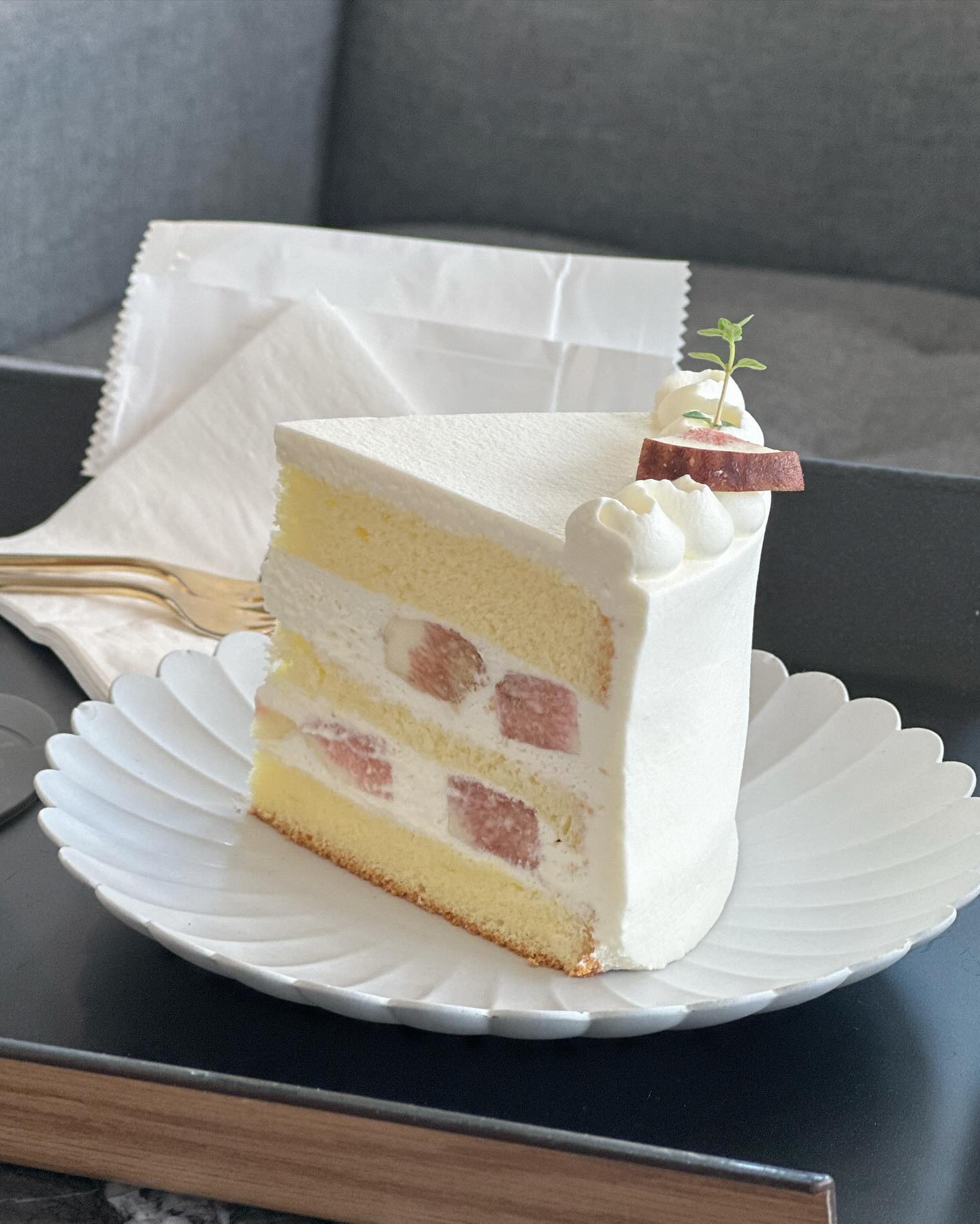 🍰무화과 케이크

이제 무화과 철이라는데 집에 사두면 난 다 못먹는 바보 ᜊ̽ ̽
그래서 비싼 케이크조각으로 만족ㅋㅋㅋ
여기 주차헬인데 눈치게임 성공해서 복잡해지기 전에 치고 빠져서
꽤 만족스러웠던 초보 운전자의 아침 ✨
.
.
.
#디저트