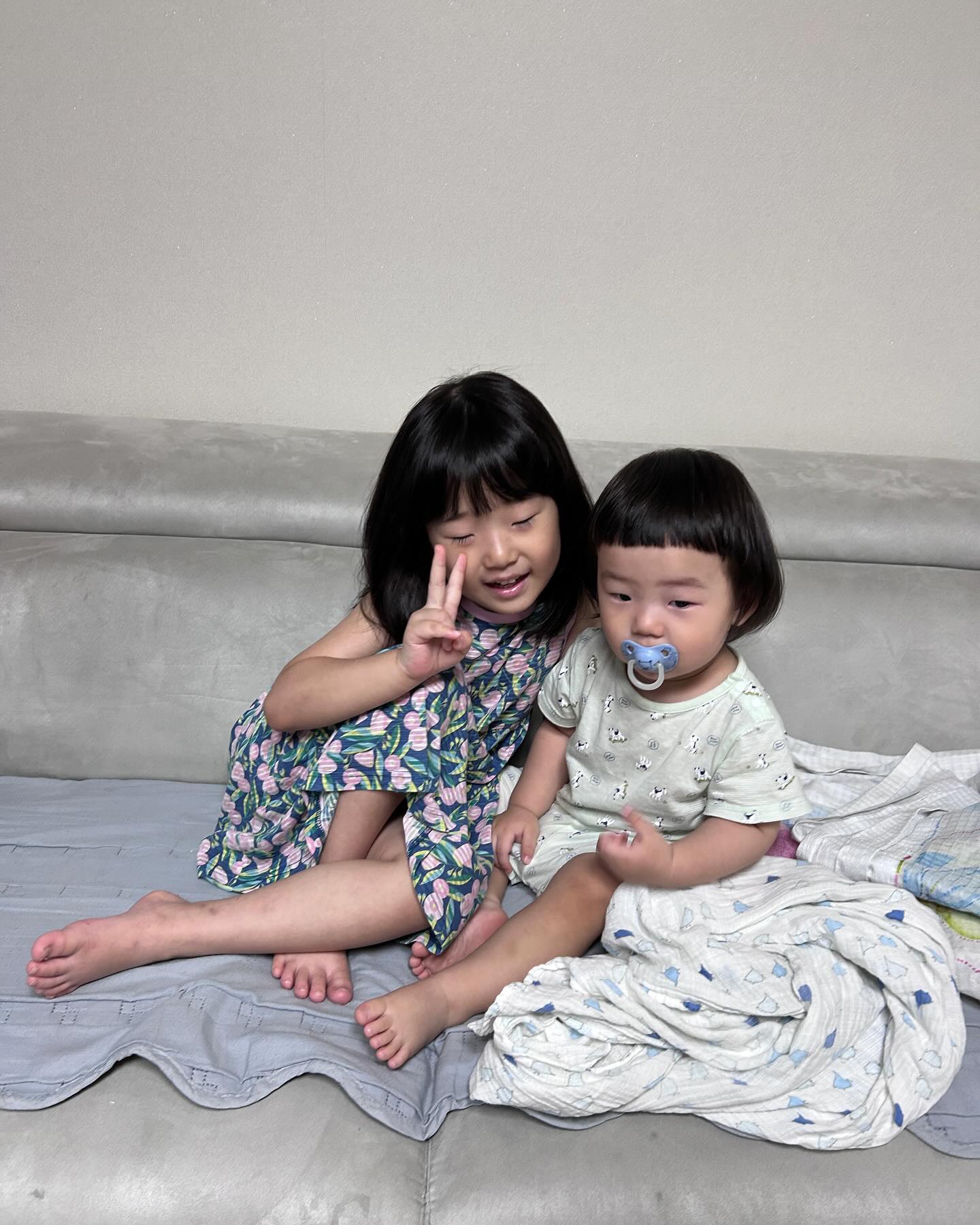 어서오세요 . 안쌀롱입미다
.
.
.
#소심하게 #싹뚝 #잘라드림 #백혈병친구들에게 #기부한다고 #열심히기른 #머리카락 #잘라도이뻐 #다행히맘에들어함 #세찌는 #앞머리 #첫찌는 #미용실가라 
.
.
.
#아들들 #딸 #신남매 #남매스타 #육아 #일상 #오늘은미용사