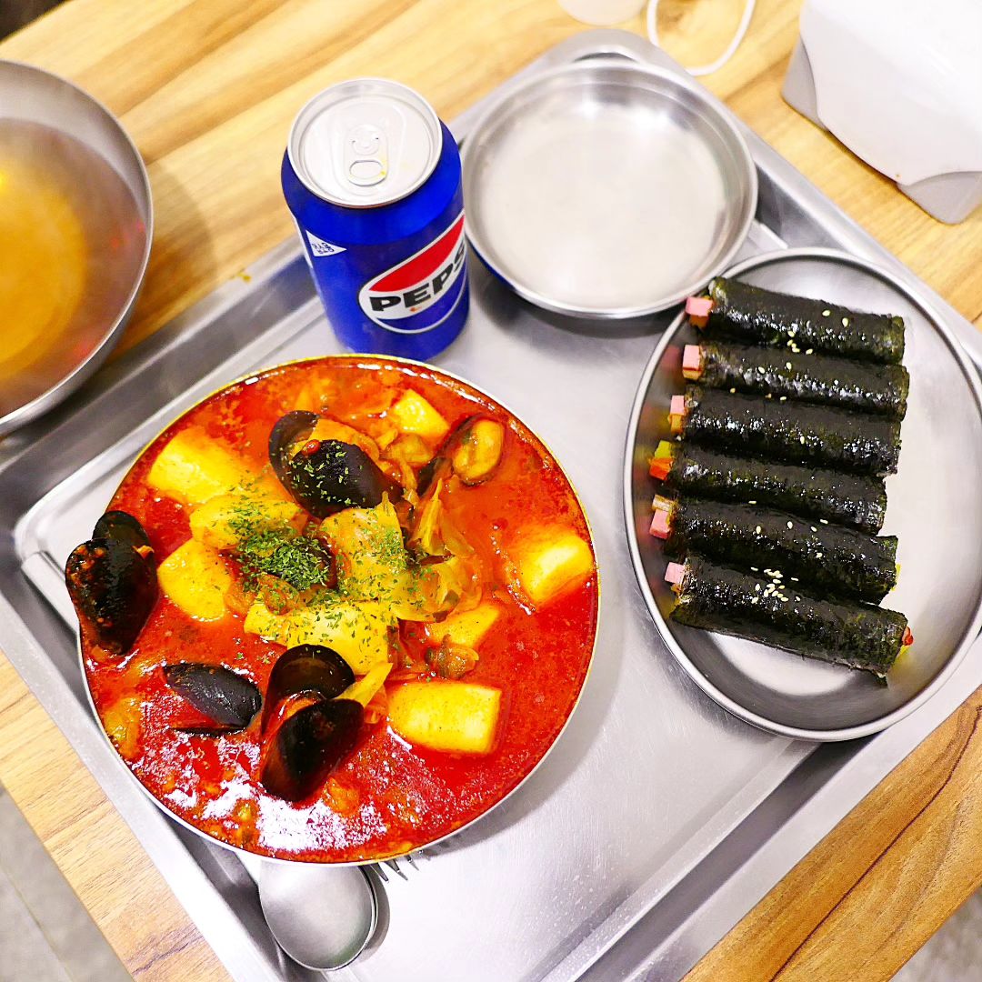 #떡의작품가래떡볶이본점 
#가래떡볶이 #본오동맛집 다녀왔어요😍
#해물짬뽕떡볶이 메뉴 맛이 제대로였습니다💯
쫄깃한 가래떡과 얼큰하고 맛있어서 즐기기 좋았답니다
곁들여 먹은 꼬마김밥도 떡볶이에 잘어울렸어요👍

#떡의작품 #떡작 #안산맛집 #상록수맛집 #상록수떡볶이 #안산떡볶이 #해짬떡 #짬뽕떡볶이 #해물떡볶이