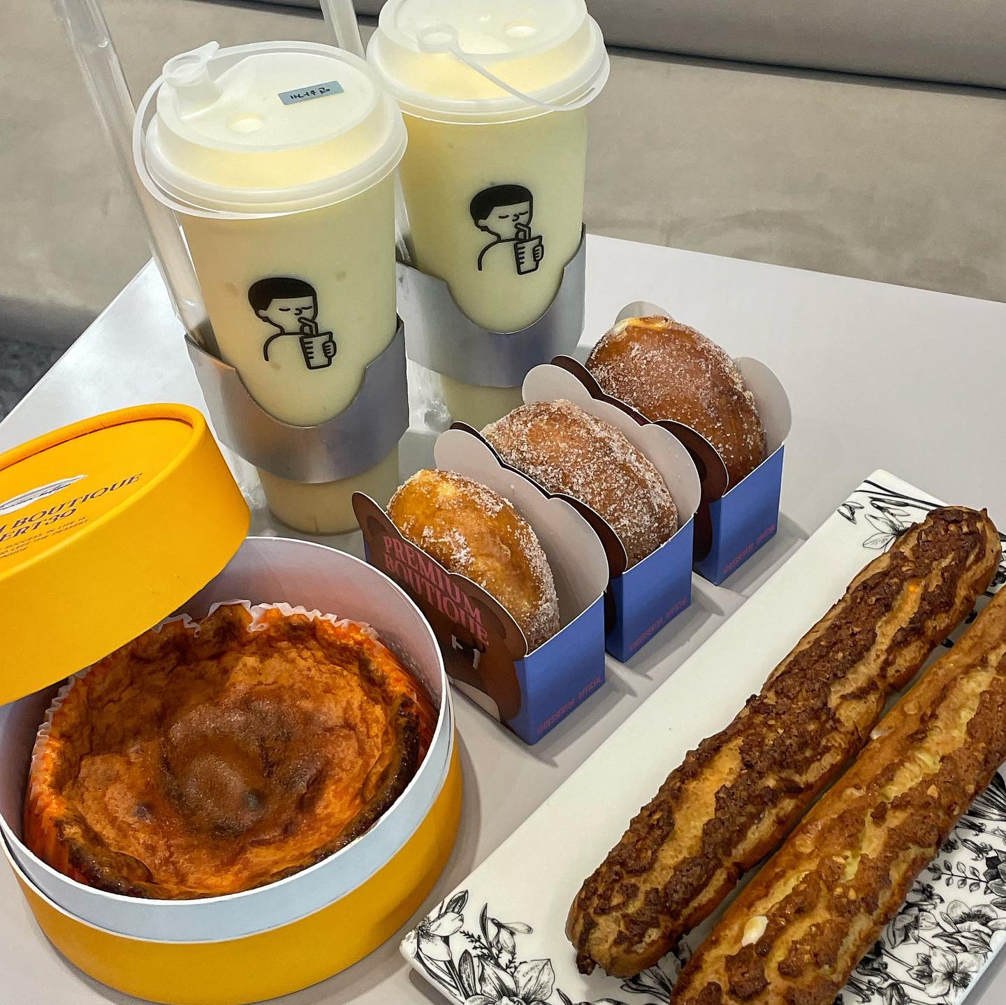 [디저트39] 글루타치온 아르기닌 #파워#협찬
이번에 디저트39에서 글루타치온이랑 아르기닌 음료들이 나왔다고해서 방문해봤어요!

아르기닌은 피로 회복을 도와준다고하고, 피부 미백과 체내 독소 제거를 한번에 해주는 글루타치온까지 !
'건강을 마시다' 라는 주제로 출시했다고해서 저도 건강챙겨보려 한번 먹어봤어요.

맛이 조금 다르면 어쩌지 걱정했는데 정말 똑같고 맛있고,, 너무 만족했어요. 저는 망고 요거트 스무디로 먹었는데 진짜 달콤하니 맛있더라구요.

그리고 제가 디저트39에서 제일 좋아하는 크로칸슈,, 황치즈랑 우유크림치즈! 이건 매장에서 꼭 나오자마자 드셔보세요. 진짜 너무 맛있어요.
그리고 말이 필요없는 도넛들. 이거 또한 꼭 드셔보시고!
이번에 새로 나온 황치즈 바스크 케이크!
진짜 황치즈 녹~진 해가지고 너무너무 맛있었어요.
황치즈 러버들은 꼭 드셔보세요.

디저트39는 음료도 음료지만 디저트도 너무 맛있어서 자주 애용하고 있는 곳 중 하나!
디저트39 리유저블컵은 친환경 컵인데도 예뻐가지고 먹고 세척해서 계속 사용하게 되는 것 같아요. 그리고 리유저블컵이나 텀블러가지고 매장 방문하면 아메리카노가 1,450원이고 다른 음료도 5%~50% 할인가능하다고하니 참고하세요 !

📌디저트39
www.dessert39.com
