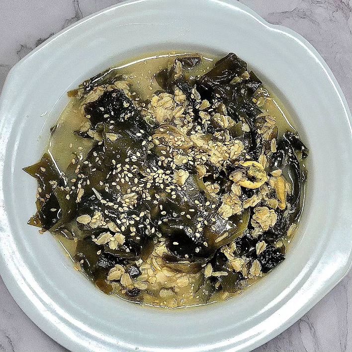 일주일 2키로 빠지는 미역죽💙💚

신선한 통영수산물을 정직하게 판매하는 걸로 
유명한 맛통해(mattonghae_ )에서
🎈#자연산매물도돌미역 을 보내주셨어요.

해녀가 직접 채취한 질 좋은 자연산 매물도 돌미역이에요.
✔️3번째 사진은 꼭 봐주세요 
왼쪽이 시중의 미역, 오른쪽이 매물도돌미역이에요!
차별점이 확 보이시죠?✨️

미역을 5분만 불렸는데 바로 탱글탱글해지고 
생미역인 것같이 싱싱하고 자연산미역의
모습 그대로였어요.😋
100% 국내산 제품으로 안심하고 먹을 수 있어요.

요즘 핫한 레시피 오트밀미역죽을 끓여봤는데 
쫀득쫀득한 질감이 일품이며, 식감과 고소하고 
깊은 풍미의 국물맛이 참 시원했어요. 맛은 물론 영양까지 풍부한 제품이라 다이어트할 때도 정말 최고입니다👍

해녀들이 깨끗한 바다를 품은 매물도에서 직접 채취해 바람에 말린 깨끗한 미역. 소중한 나와 가족을 위해 
좋은 제품 좋은 미역 섭취해요💙

https://smartstore.naver.com/sweetty114/products/3100677208

.

#업체로부터제공받은제품입니다
#맛통해 #돌미역 #미역 #건미역 #자연산돌미역 #자연산미역 #매물도미역 #미역요리 #미역국만들기 #미역국레시피 #미역국끓이기 #소고기미역국레시피