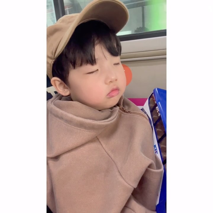 _
둘이서 처음으로 #버스타고 🚌 집으로 
_
버스 탄다고 신나하며 문센 가는 길에 버스 장난감까지 챙긴 가든이. 길치라 무조건 지하철 아니면 도보인데 나름 큰 용기 냈음. 처음에 거꾸로 타서 다리 한번 건너고 👀 내려서 다시 탔는데 집앞에 세워주니 편하긴 편하네. 다음주에도 타보자 💛
_
_
#정주부 #주말 #아기와함께하는하루
#문센데이 #처음버스타는아이 #자고있네