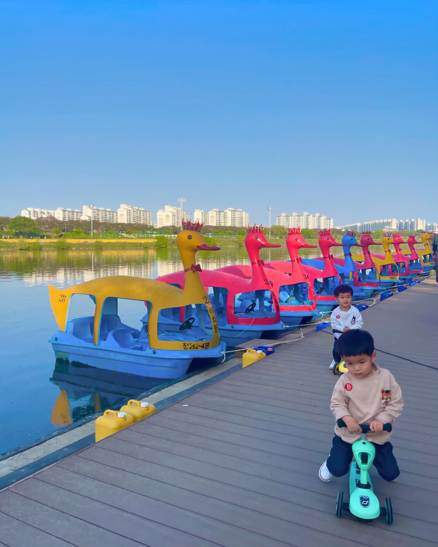 지난주 육아일기장
매주 땡볕에 익어서 시컴둥이쓰
이번주는 빡세다 2박3일이다
기대해라 나둥이들