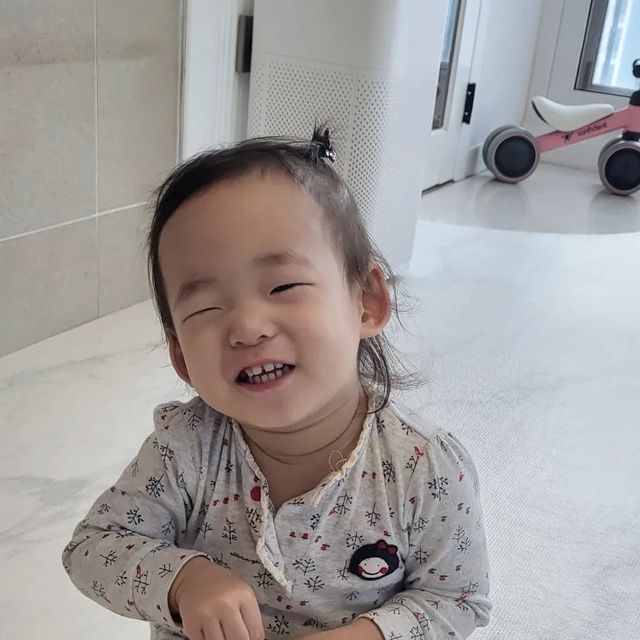 남매맘 일상 ꈍ◡ꈍ on Instagram: "#협찬 ⠀ 덴마크 유산균이야기 베베D 👼 생에 첫유산균 답게 합성향료, 착색료, 감미료, 이산화규소 등 첨가물을 베재했다고해요➰ ⠀ 유산균은 성장기 아이